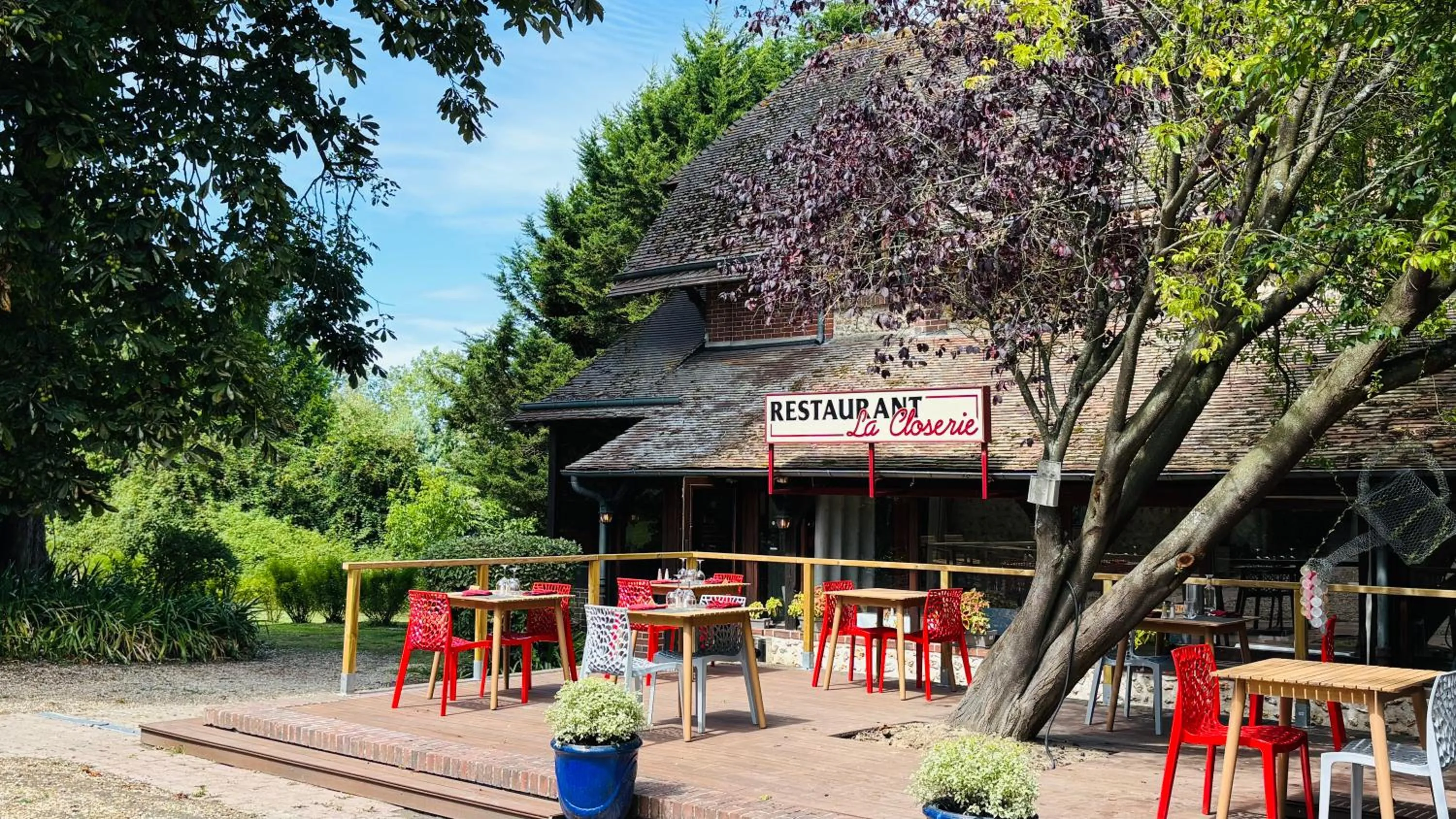 Restaurant/places to eat in Château Corneille