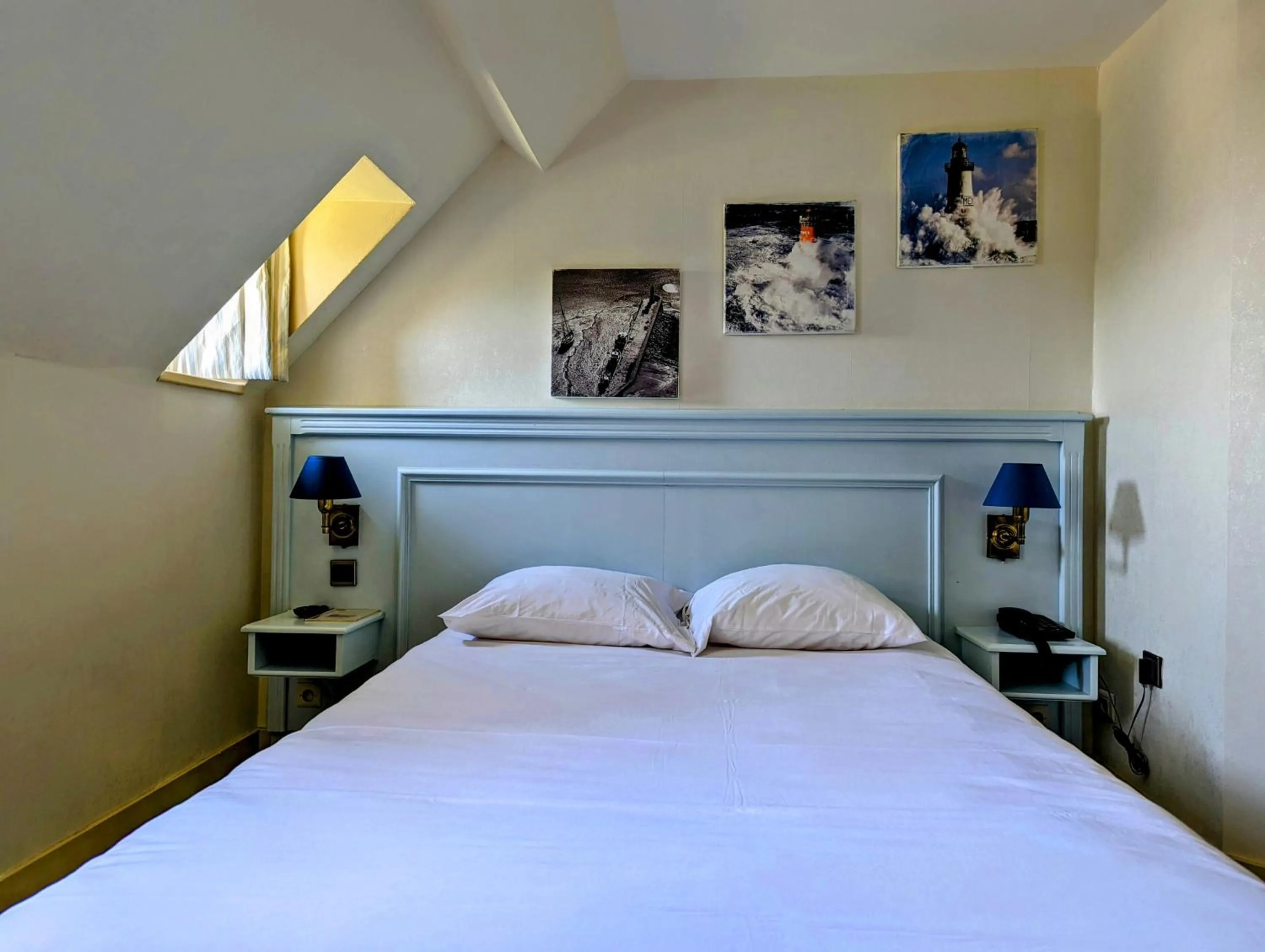 Photo of the whole room, Bed in Château Corneille