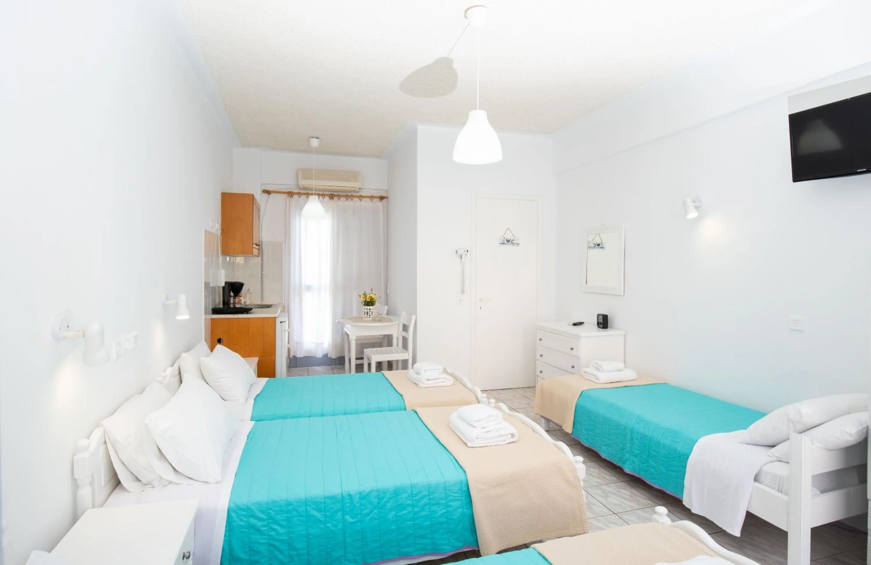 Photo of the whole room, Bed in Zacharakis Studios