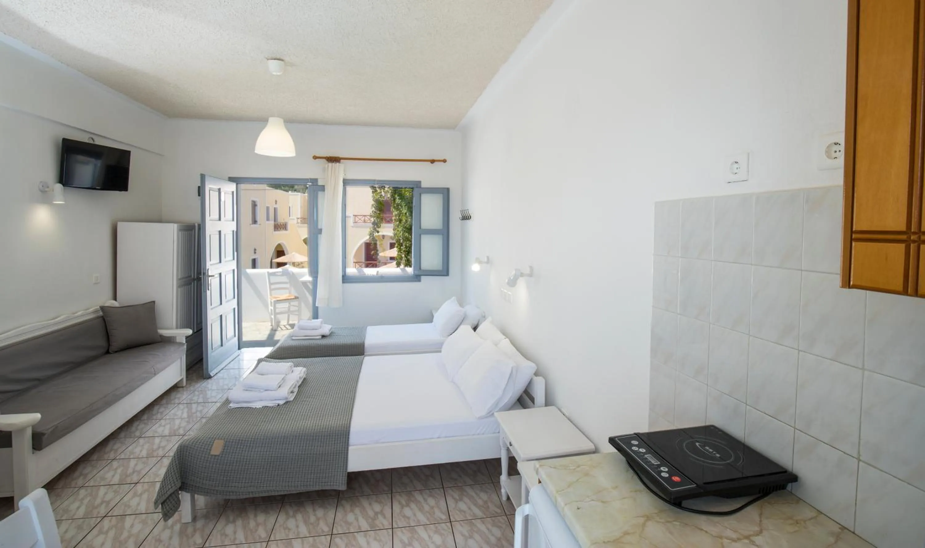 Coffee/tea facilities, Bed in Zacharakis Studios