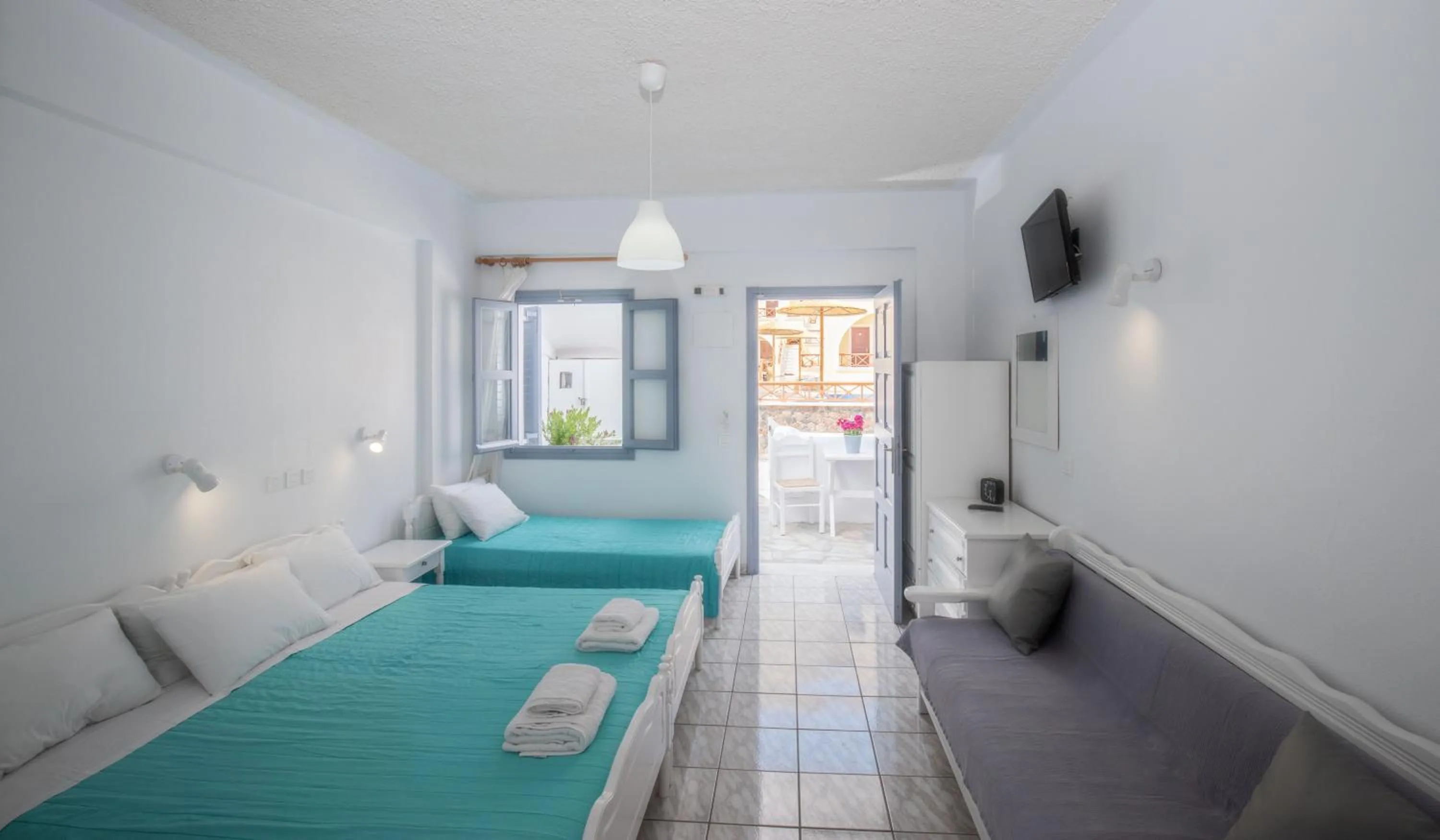 Photo of the whole room, Bed in Zacharakis Studios