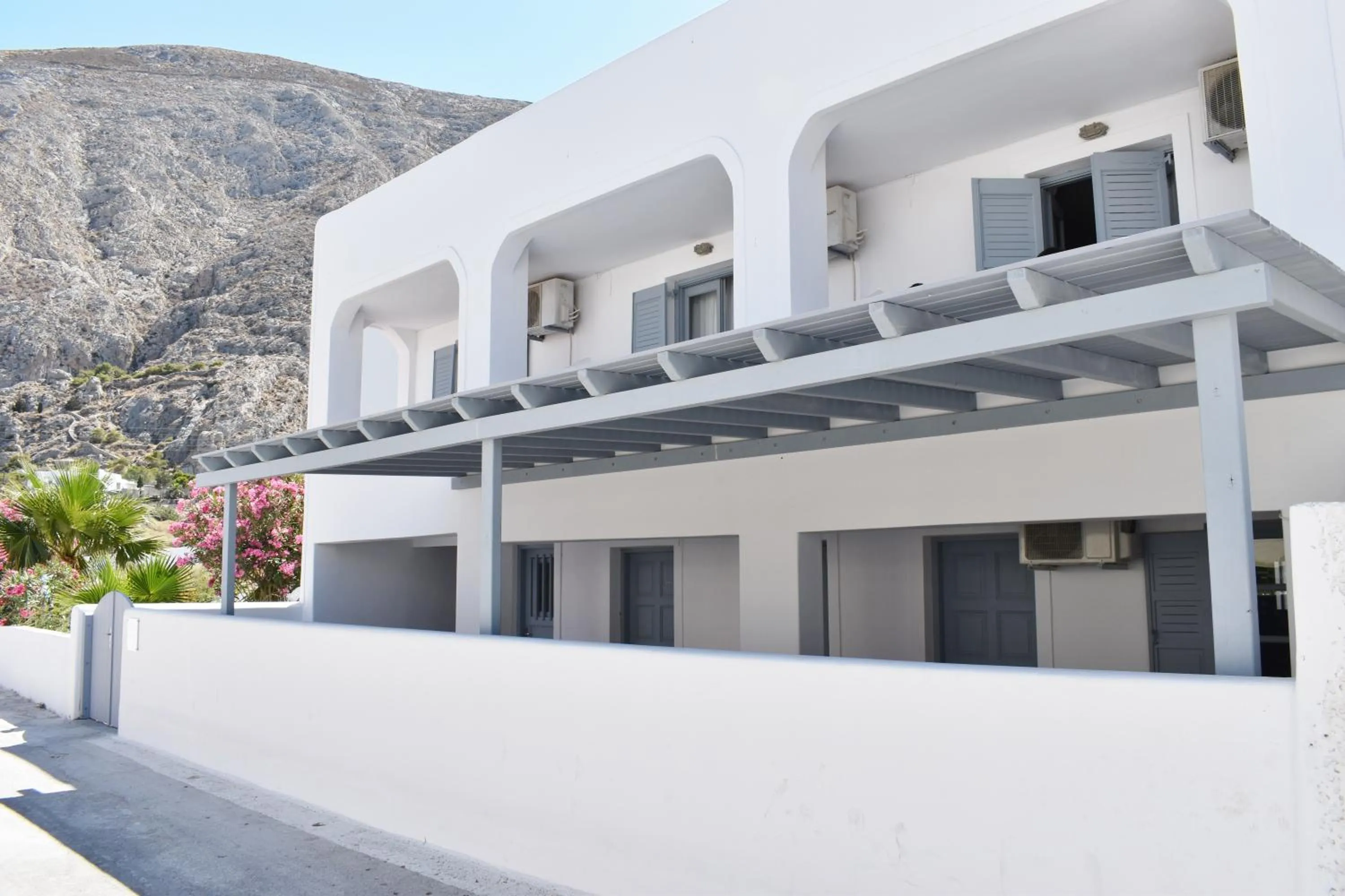 Facade/entrance in Zacharakis Studios