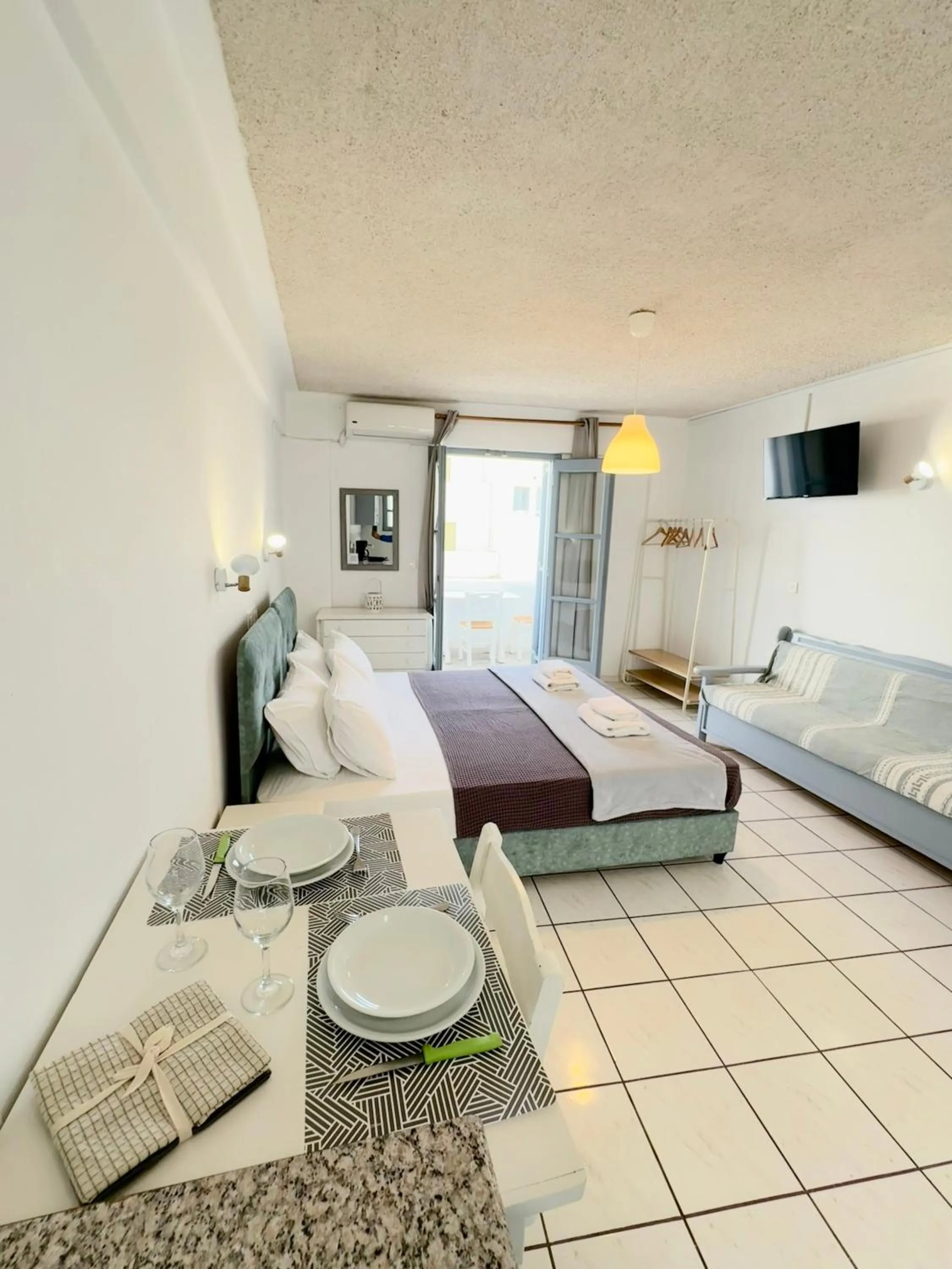 Photo of the whole room, Bed in Zacharakis Studios