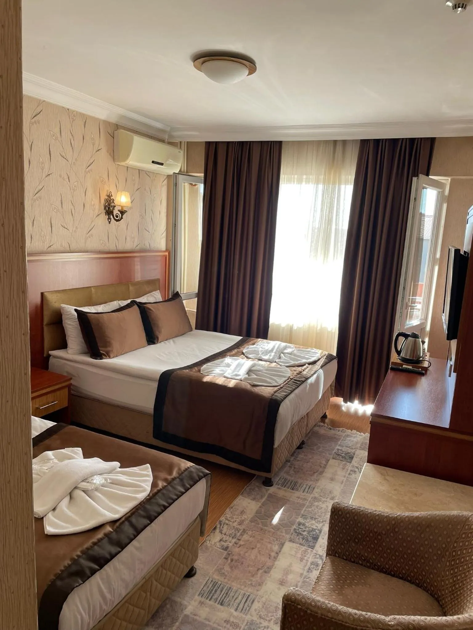 Bed in Hermanos Hotel