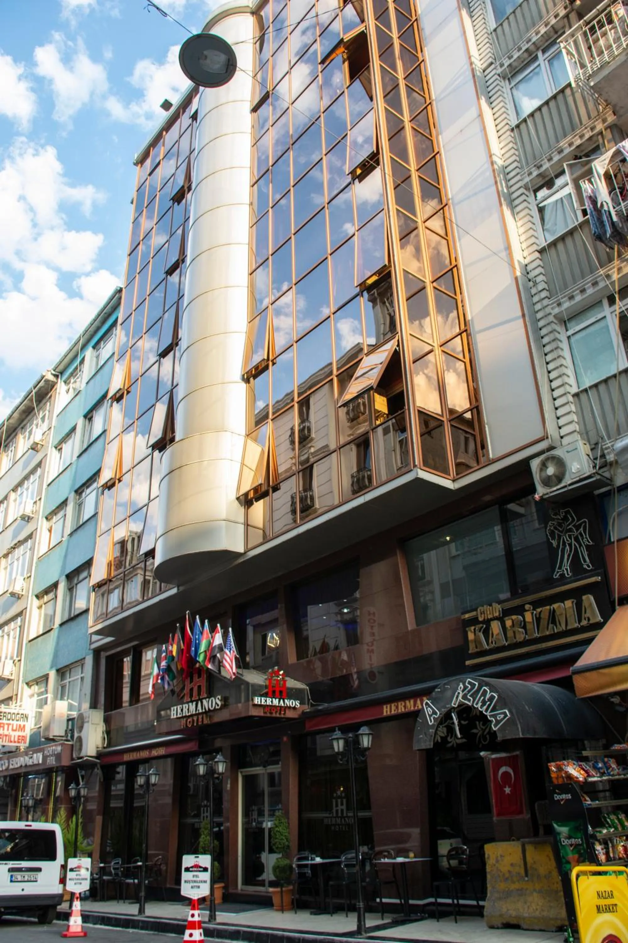 Property building in Hermanos Hotel