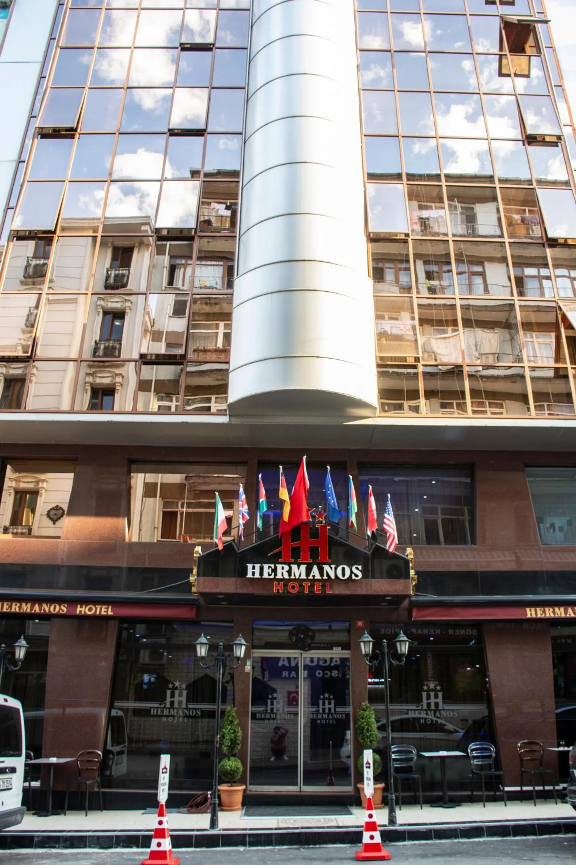 Property building in Hermanos Hotel