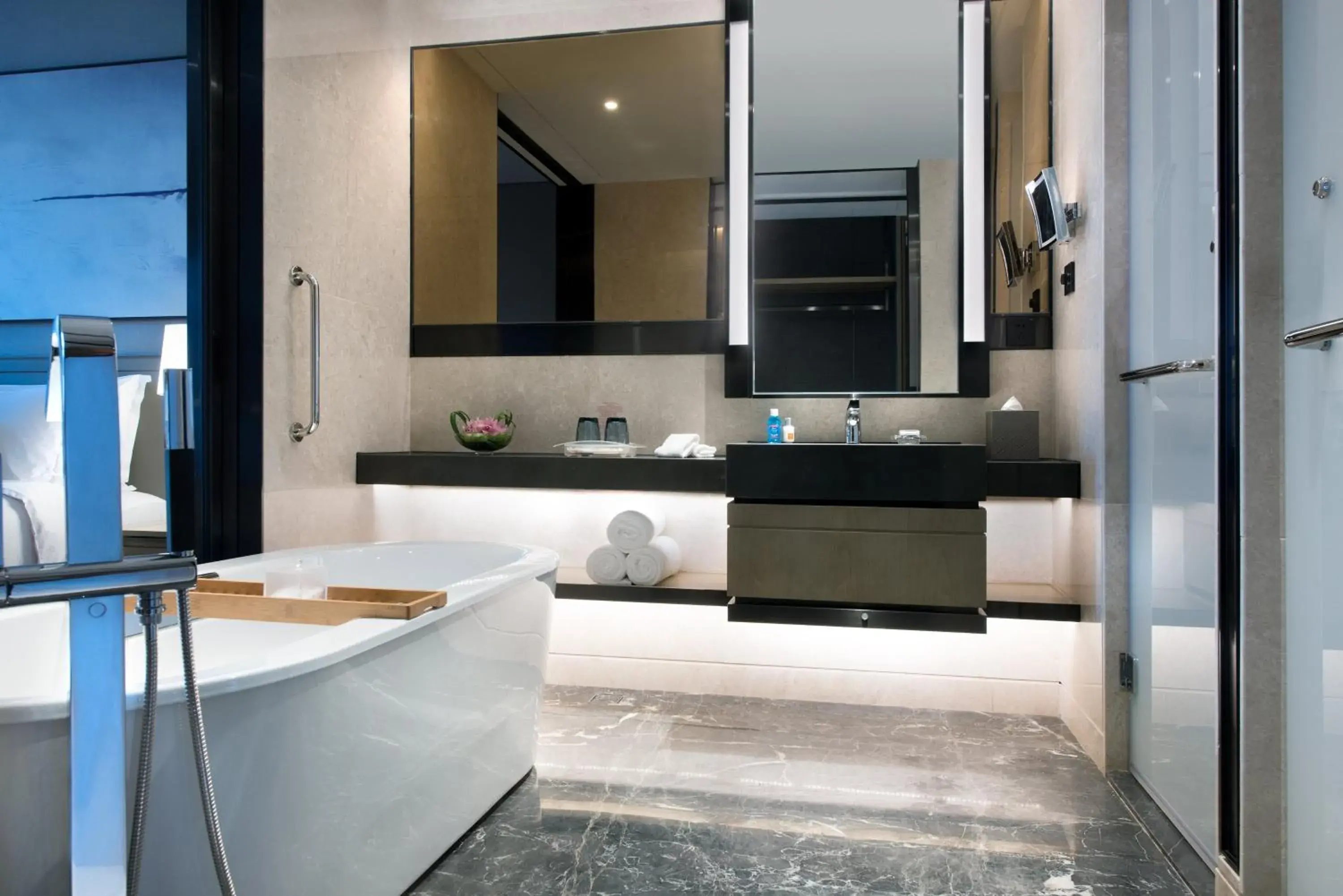 Standard Double Room with Two Double Beds and Garden View in Crowne Plaza Shanghai Pujiang by IHG Standard Double Room with Two Double Beds and Garden View in Crowne Plaza Shanghai Pujiang by IHG