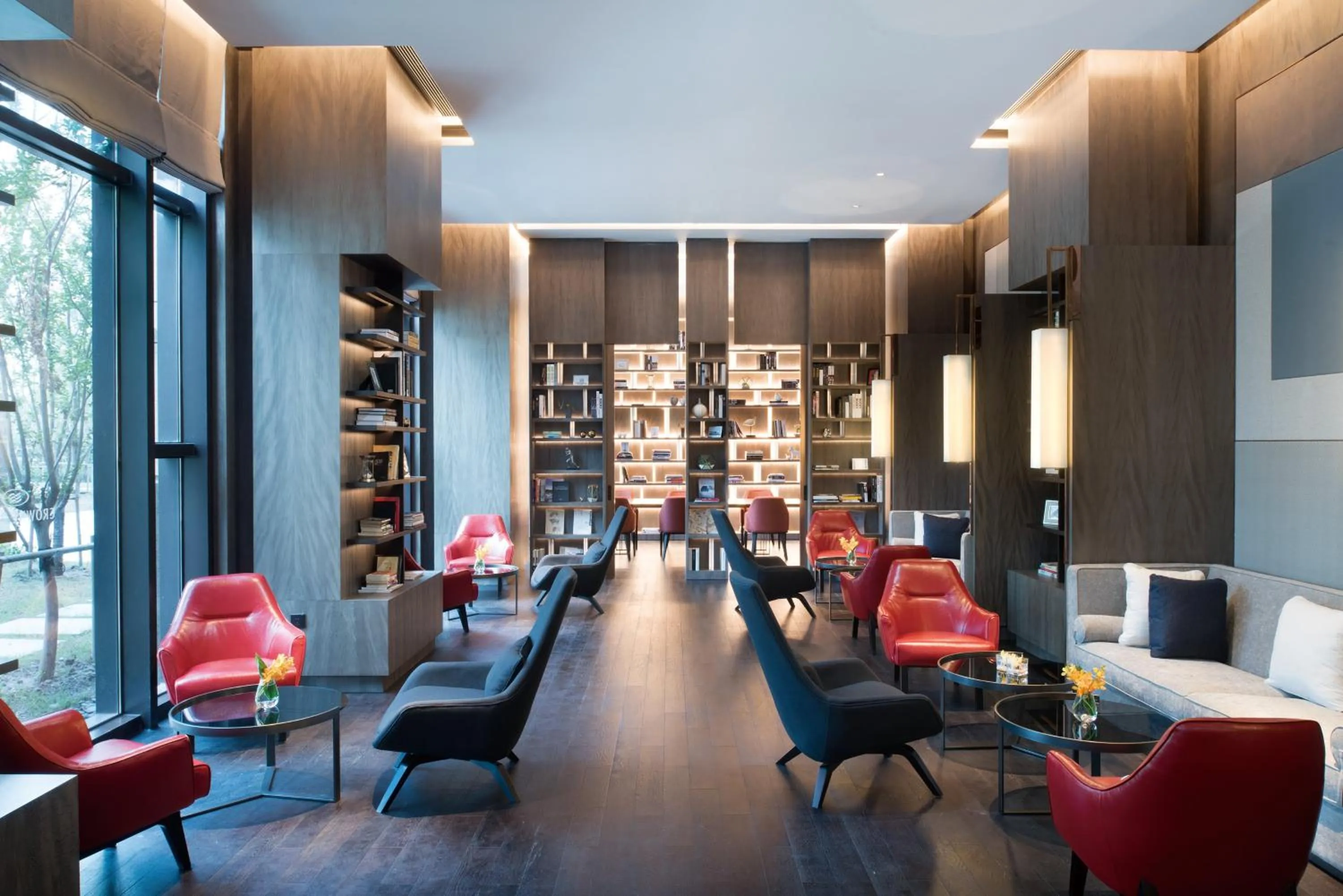 Lounge or bar in Crowne Plaza Shanghai Pujiang by IHG