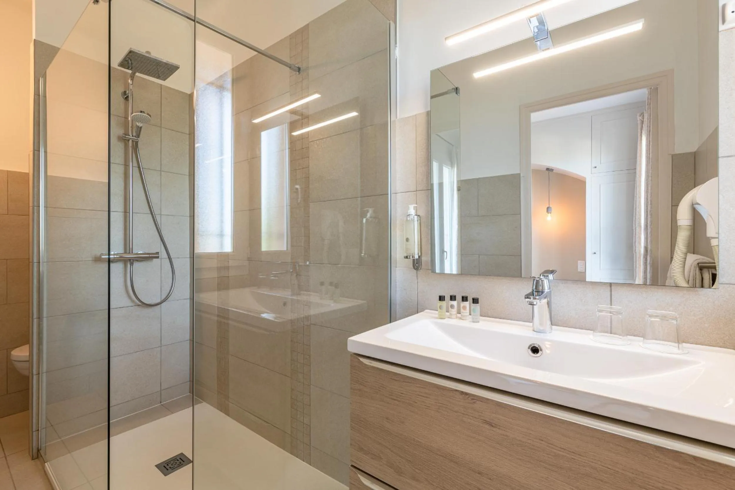 Bathroom in Les Jardins du Cèdre, Boutique hôtel & gastronomie