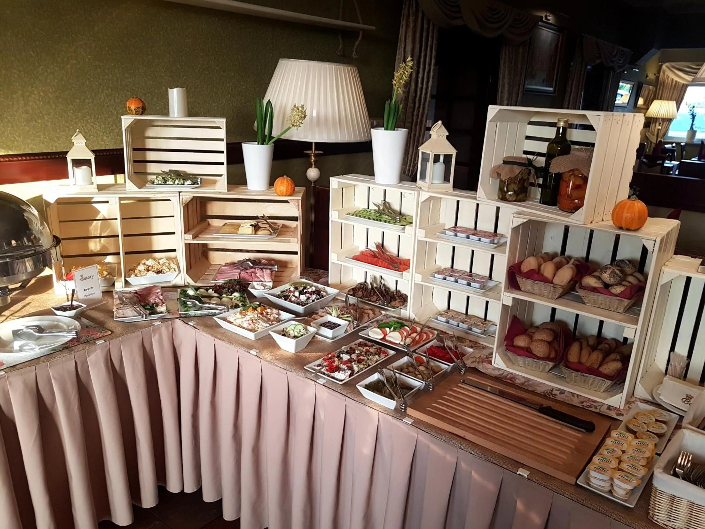 Restaurant/places to eat in Hotel Batory