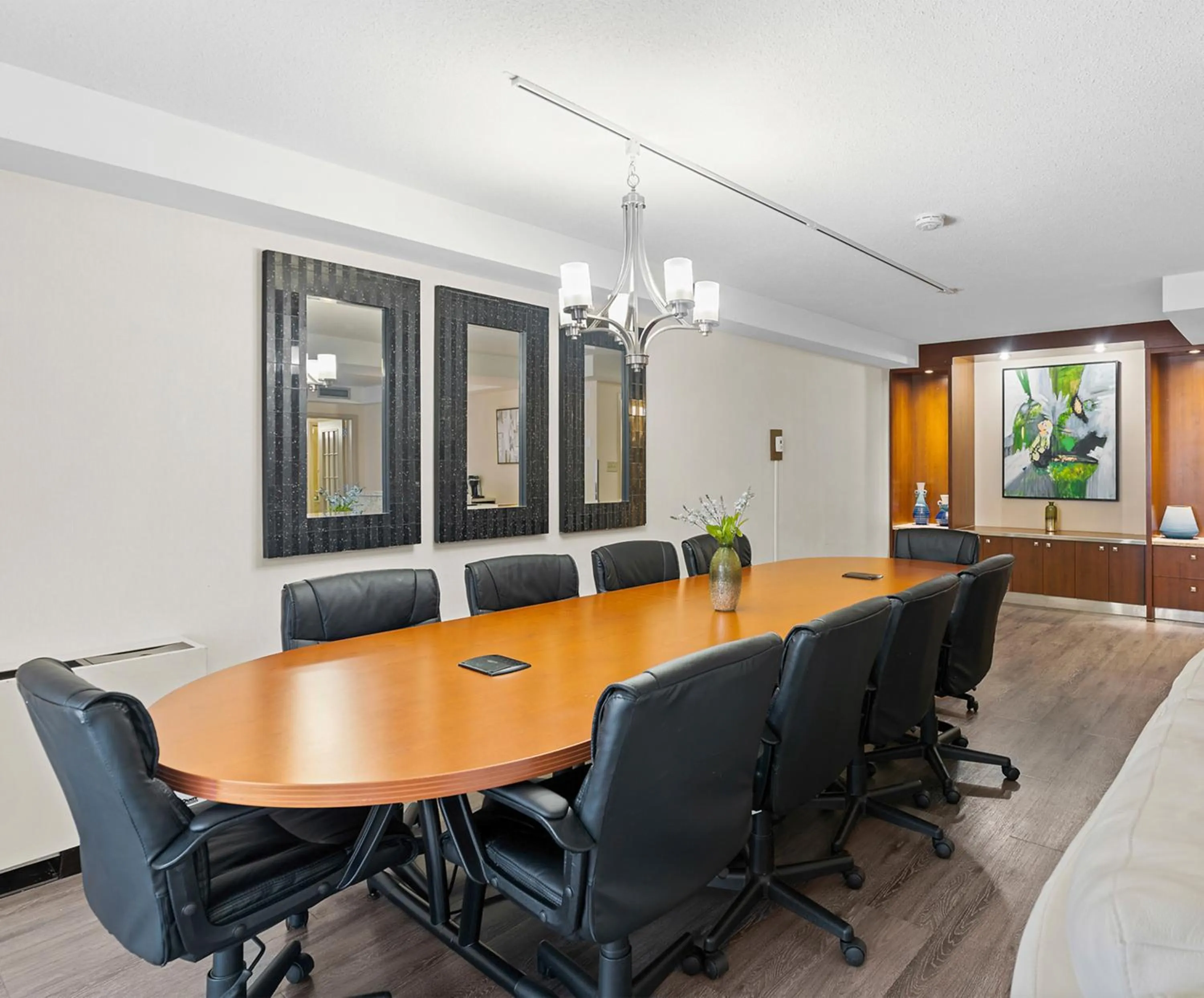 Seating area in Travelodge Hotel by Wyndham Saskatoon
