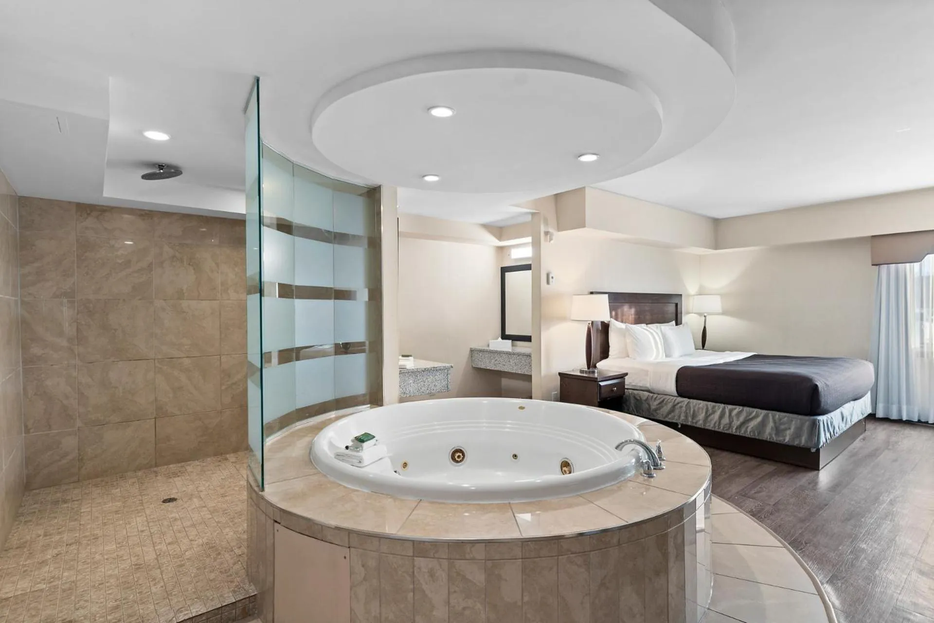 Bath, Bed in Travelodge Hotel by Wyndham Saskatoon