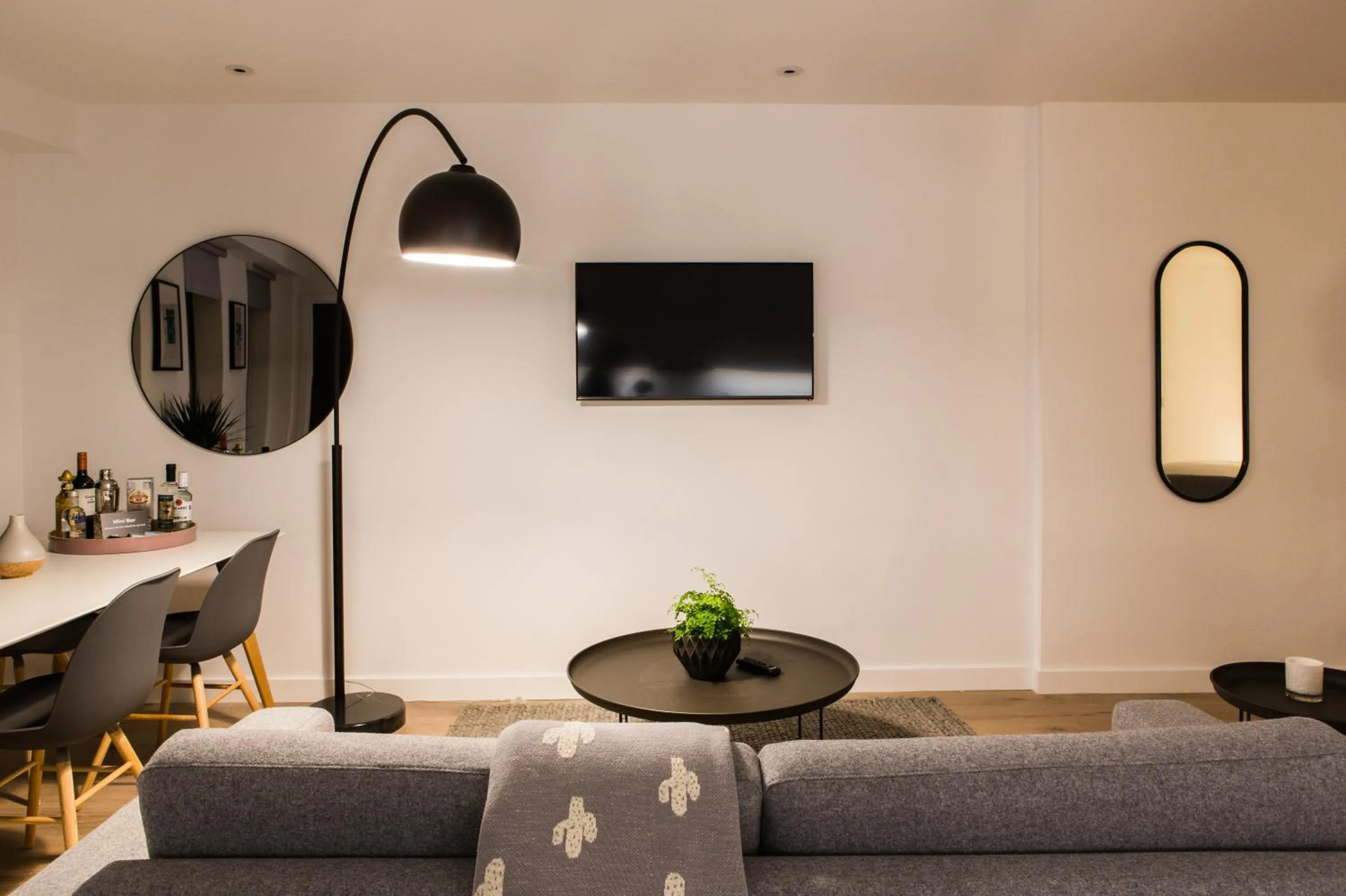 TV and multimedia in Hiding Space Westgate Apartments