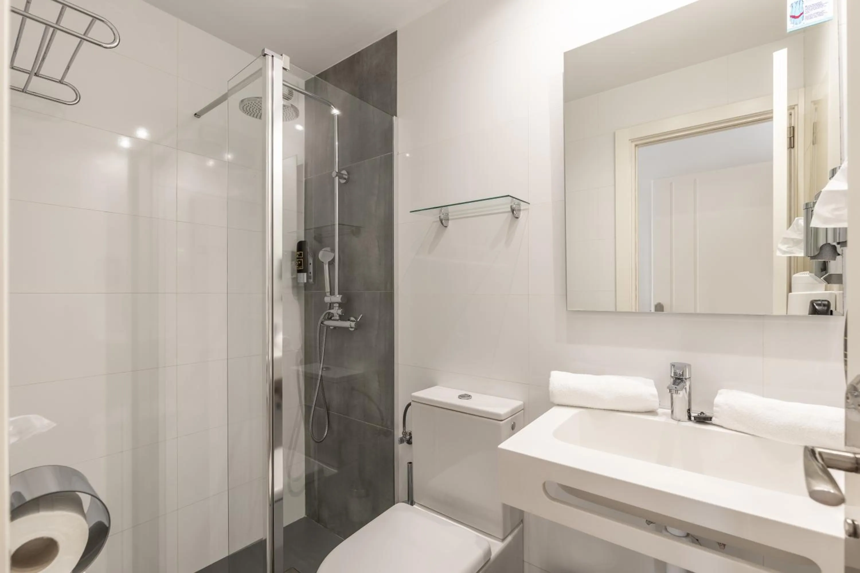 Shower in Hostal Neptuno