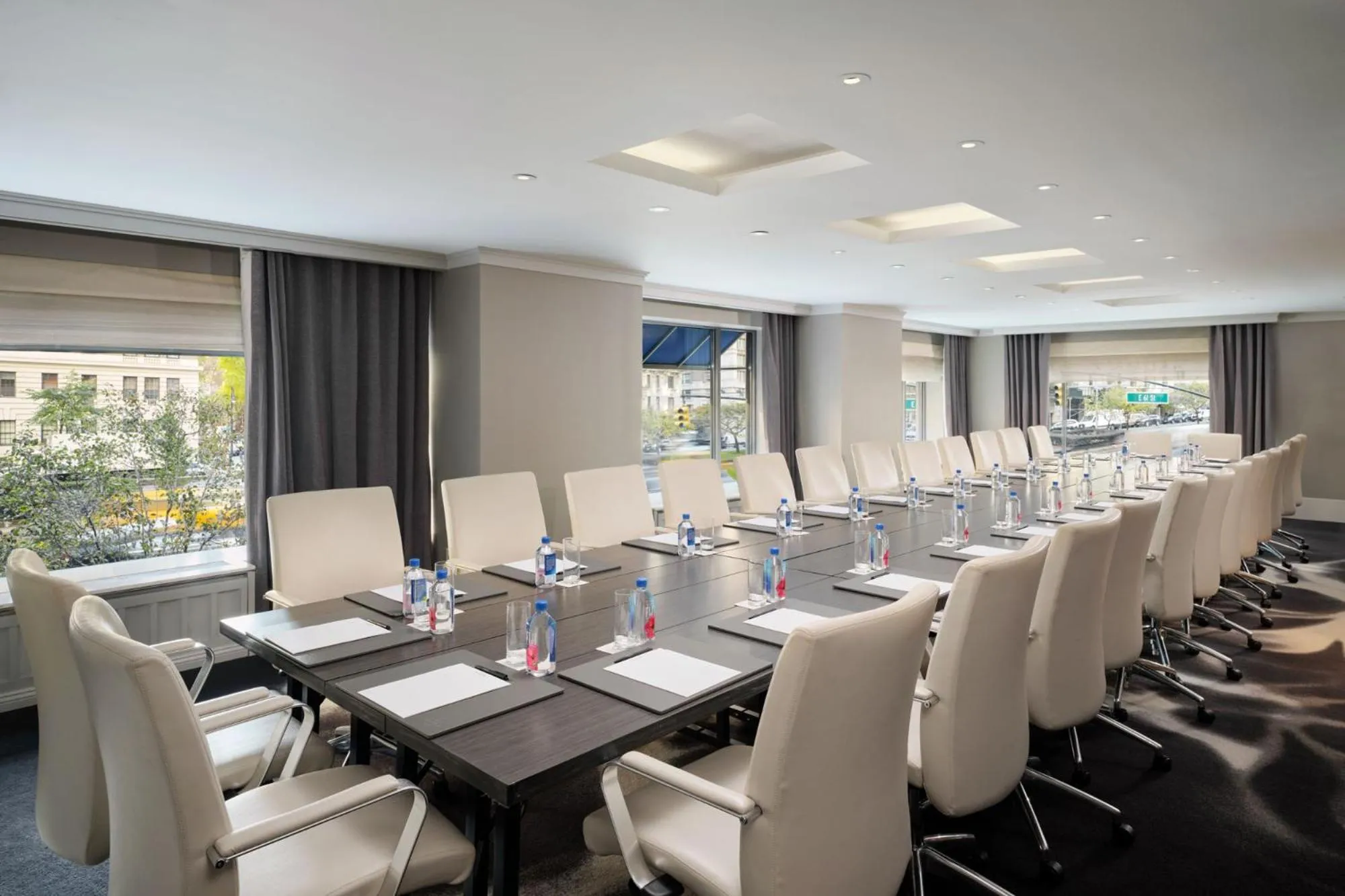 Meeting/conference room in Loews Regency New York Hotel