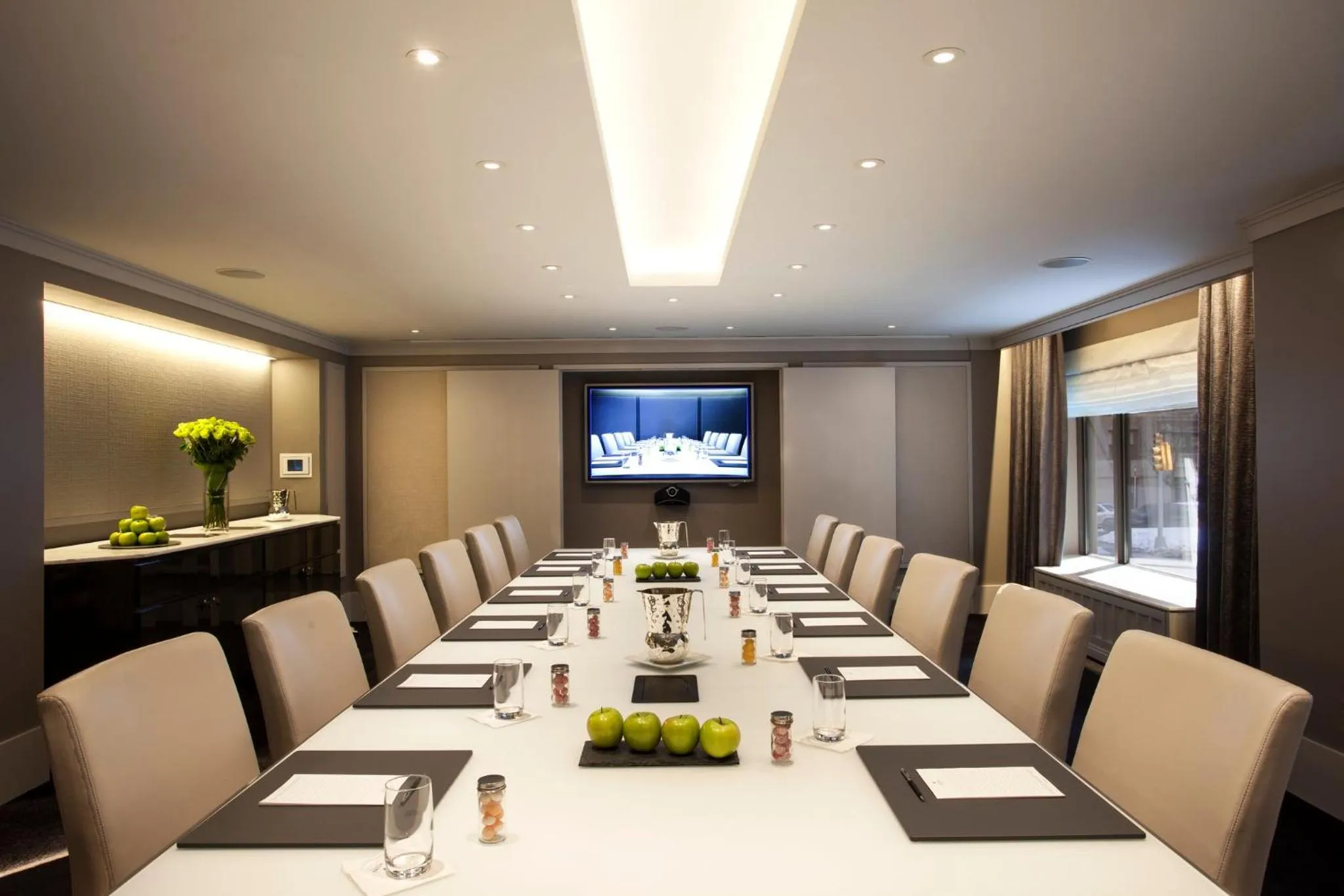 Meeting/conference room in Loews Regency New York Hotel