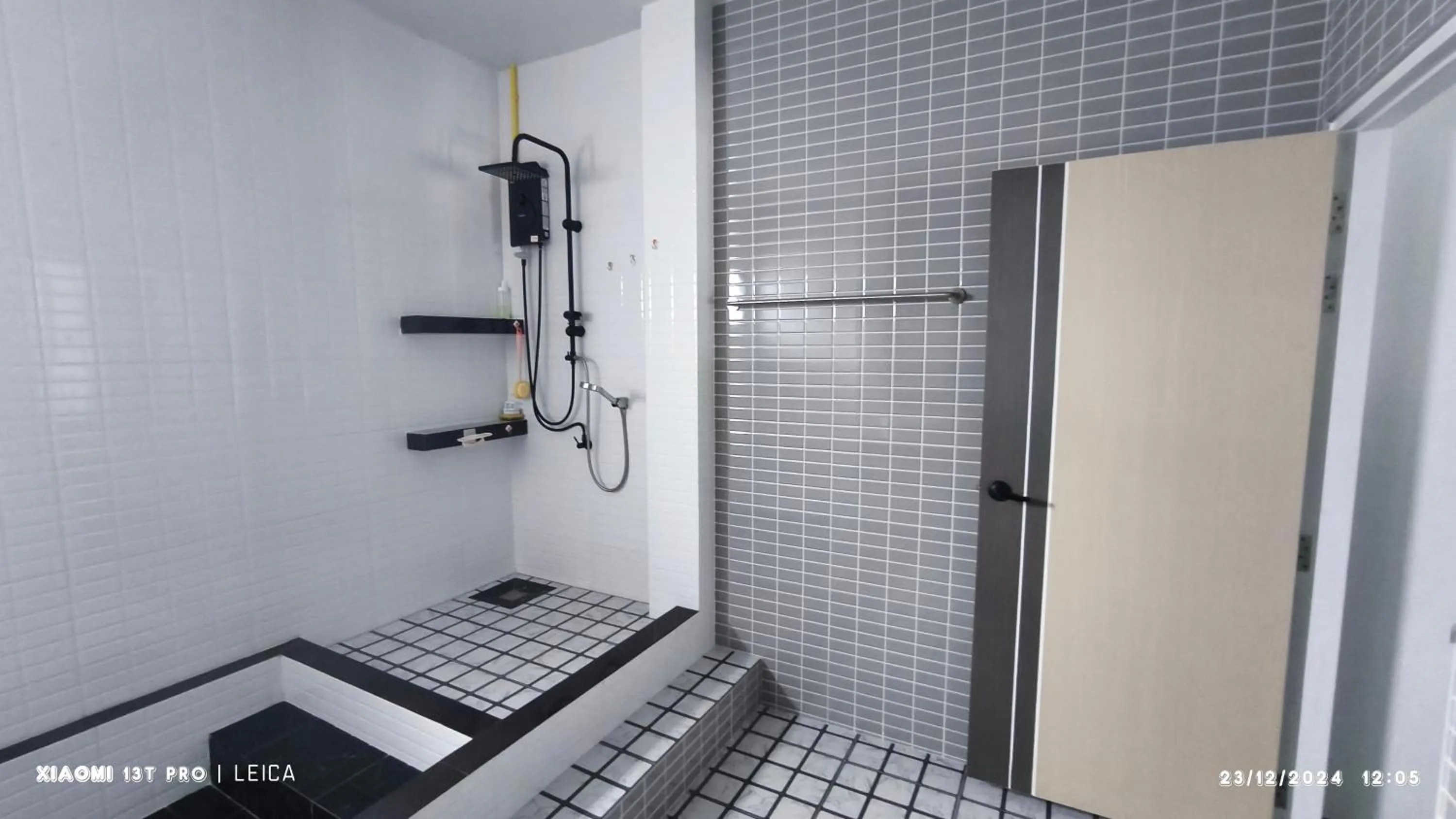 Shower in Rai Eingpu