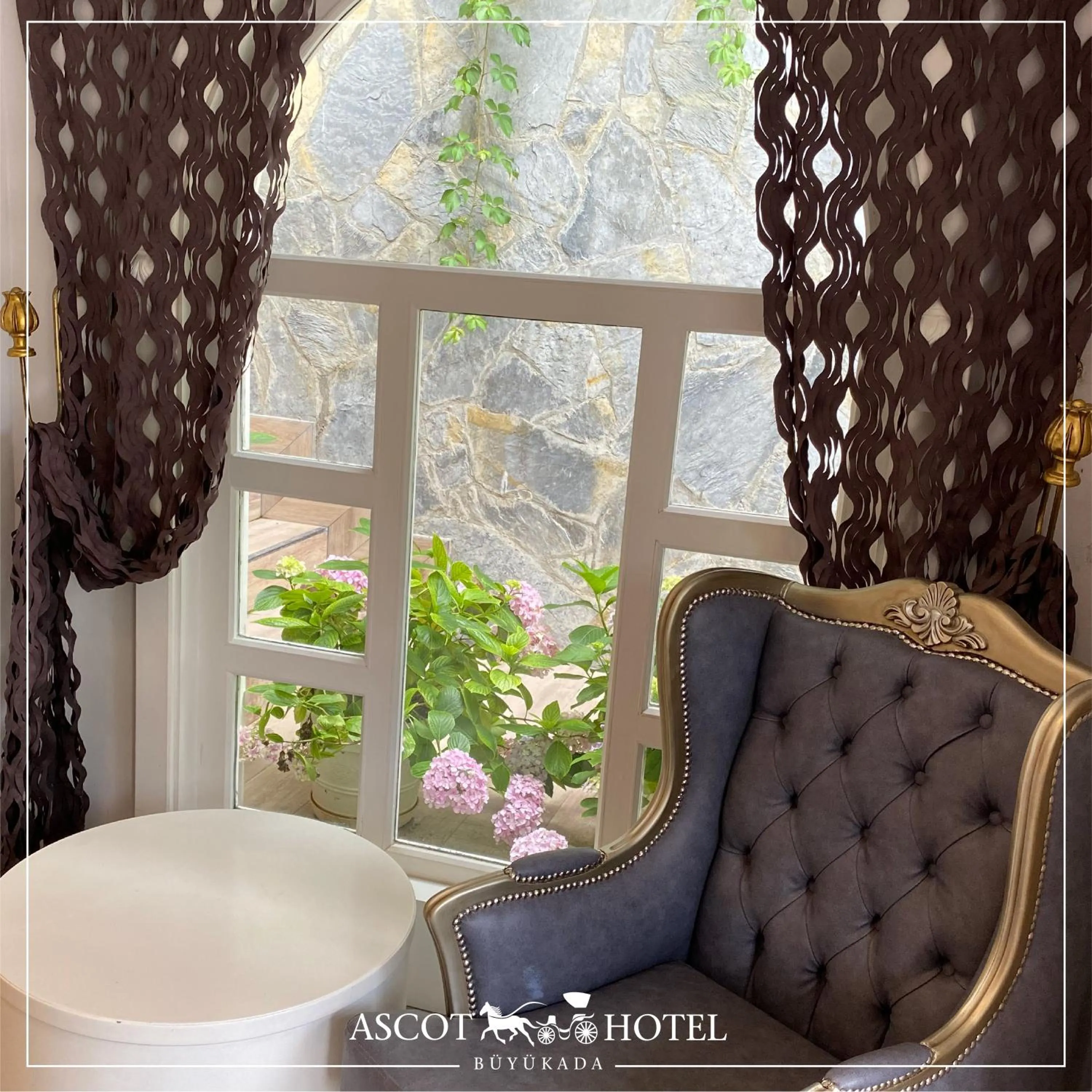 Lobby or reception in Ascot Hotel Büyükada