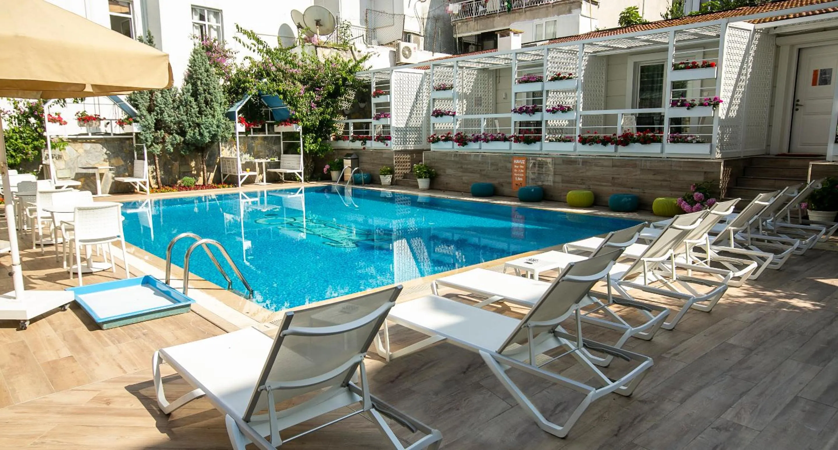 Swimming pool in Ascot Hotel Büyükada
