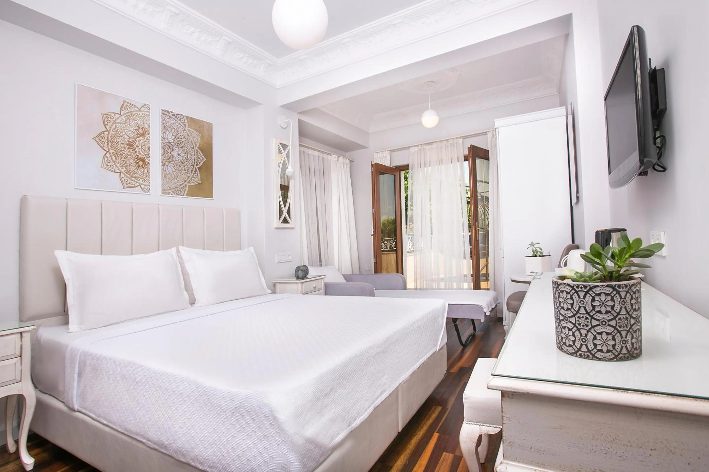 Photo of the whole room, Bed in Ascot Hotel Büyükada