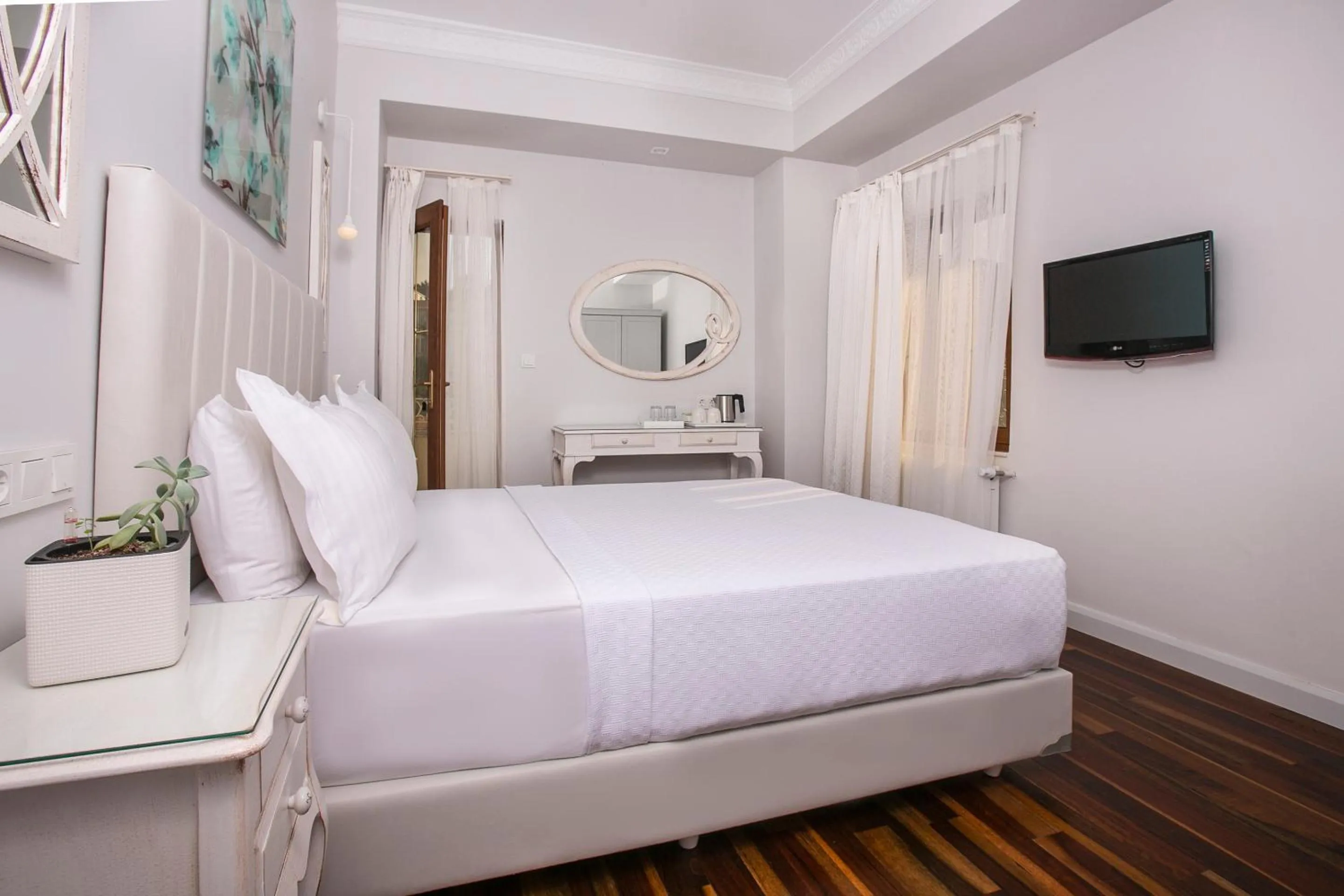 Photo of the whole room, Bed in Ascot Hotel Büyükada