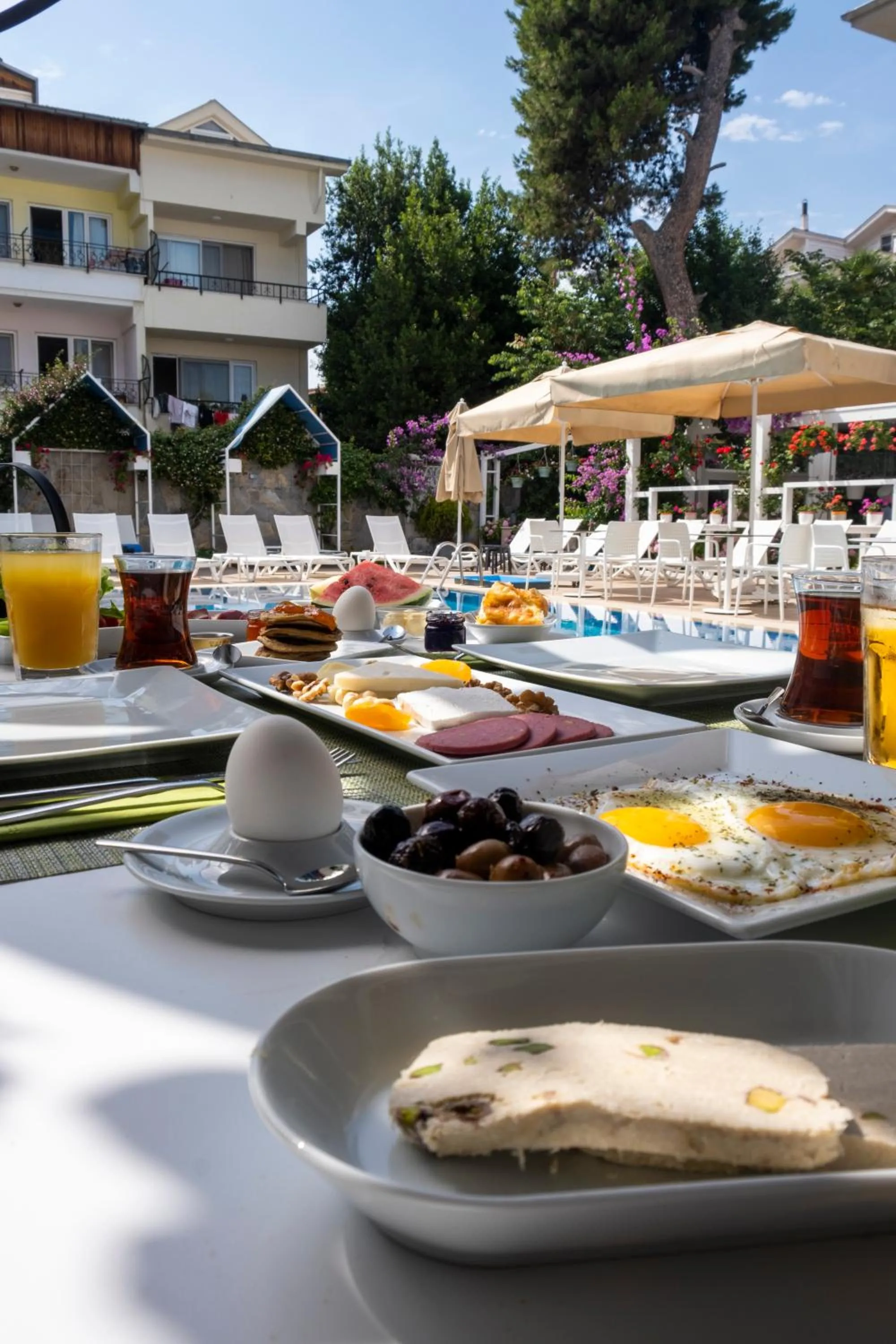 Food and drinks in Ascot Hotel Büyükada