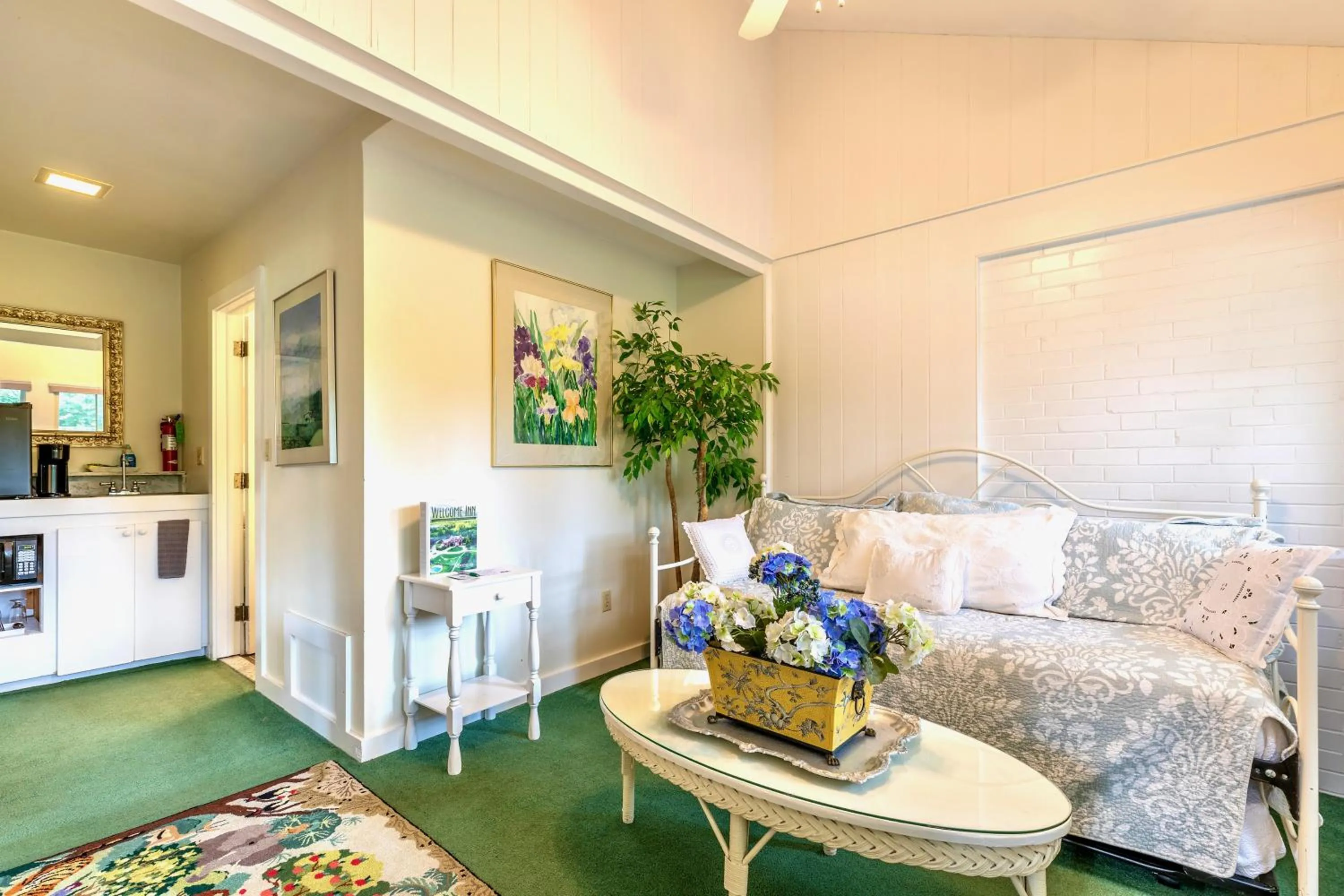 Living room in Wilburton Inn