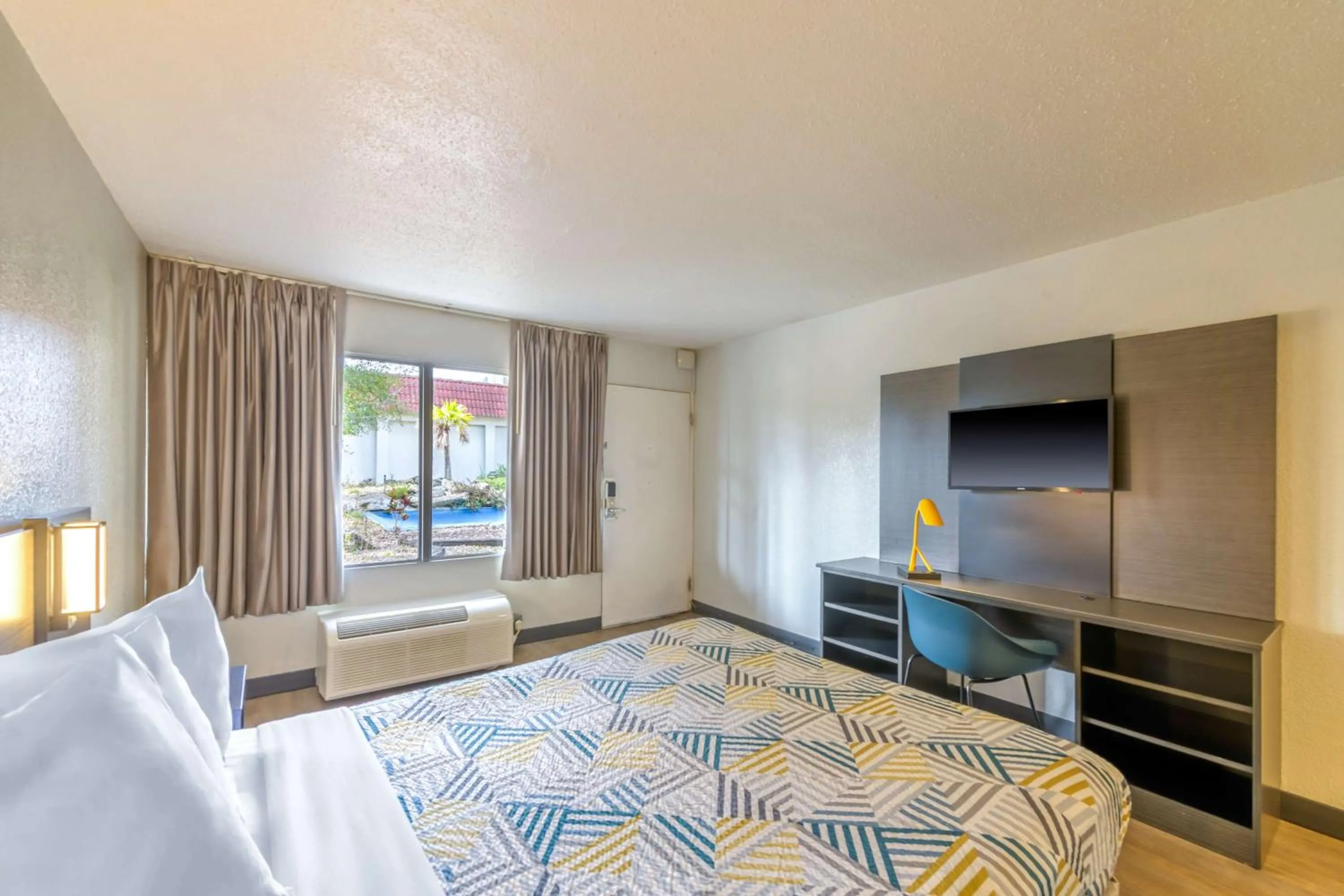 Bedroom, Bed in Motel 6-Spring Hill, FL - Weeki Wachee