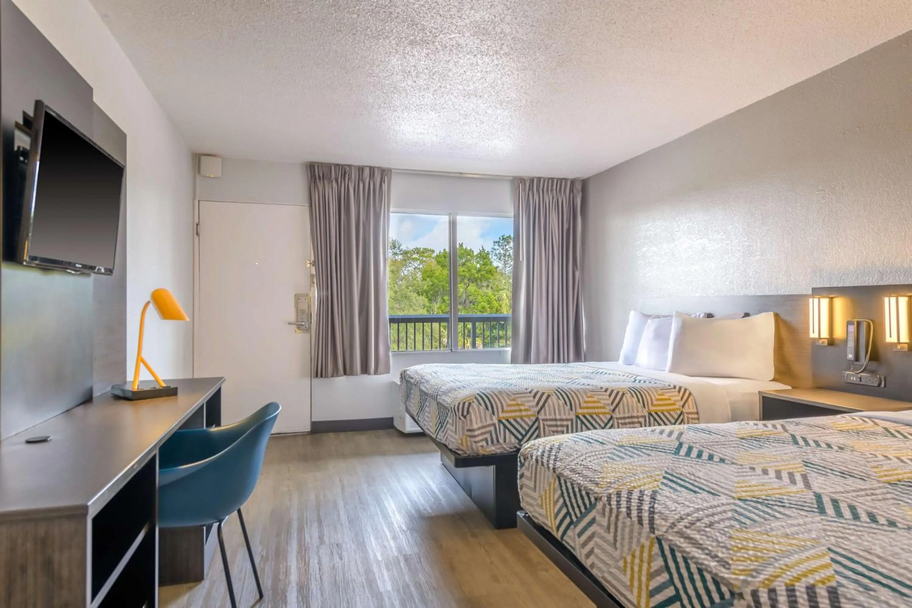 Bedroom, Bed in Motel 6-Spring Hill, FL - Weeki Wachee