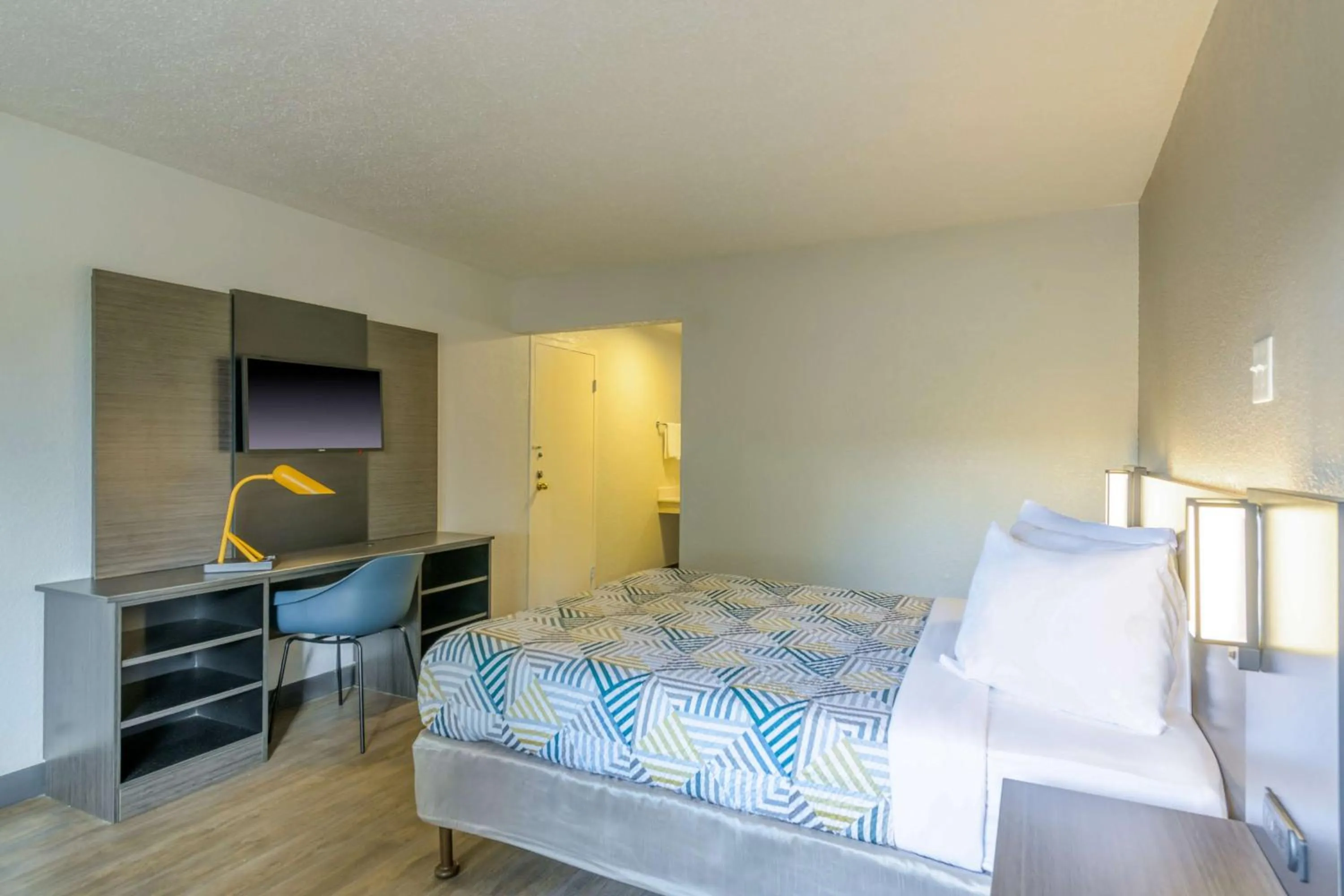 Bedroom, Bed in Motel 6-Spring Hill, FL - Weeki Wachee