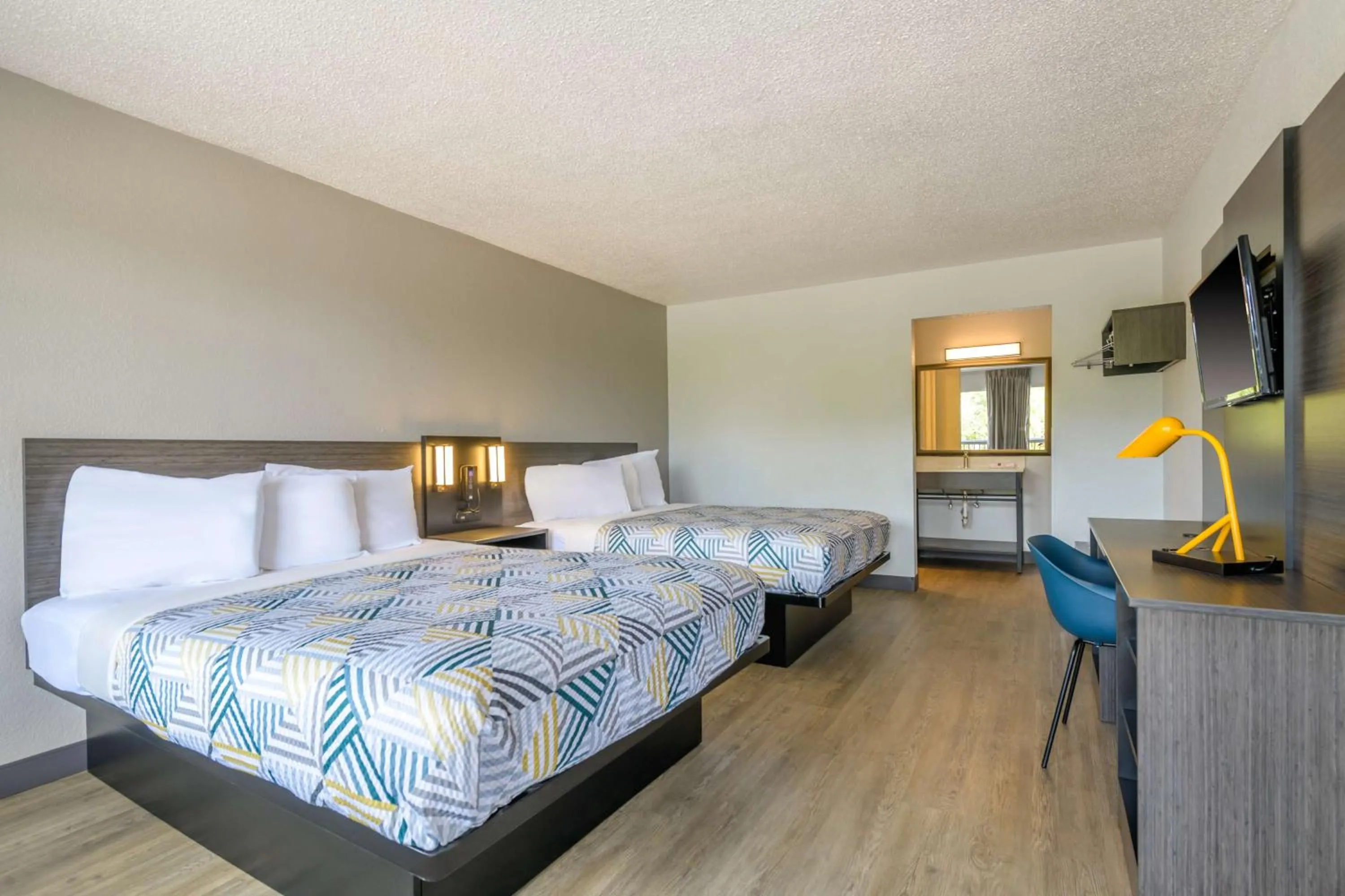 Bedroom, Bed in Motel 6-Spring Hill, FL - Weeki Wachee