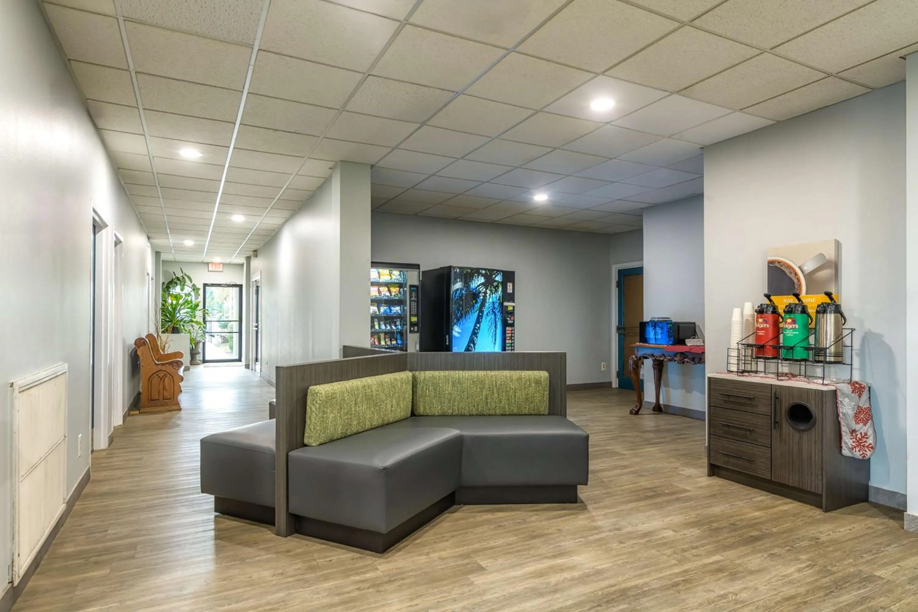 Property building in Motel 6-Spring Hill, FL - Weeki Wachee