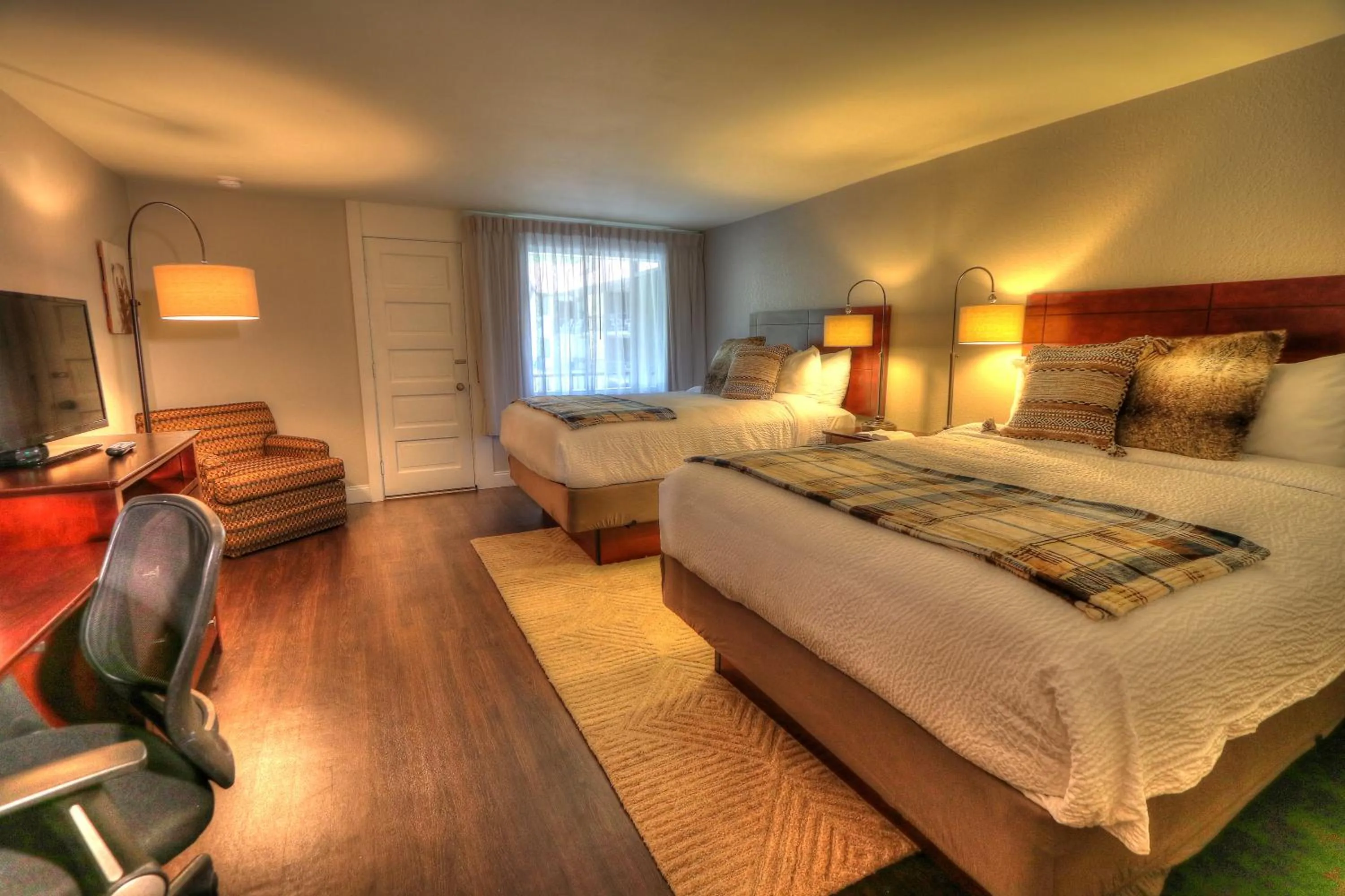Photo of the whole room, Bed in River Edge Inn
