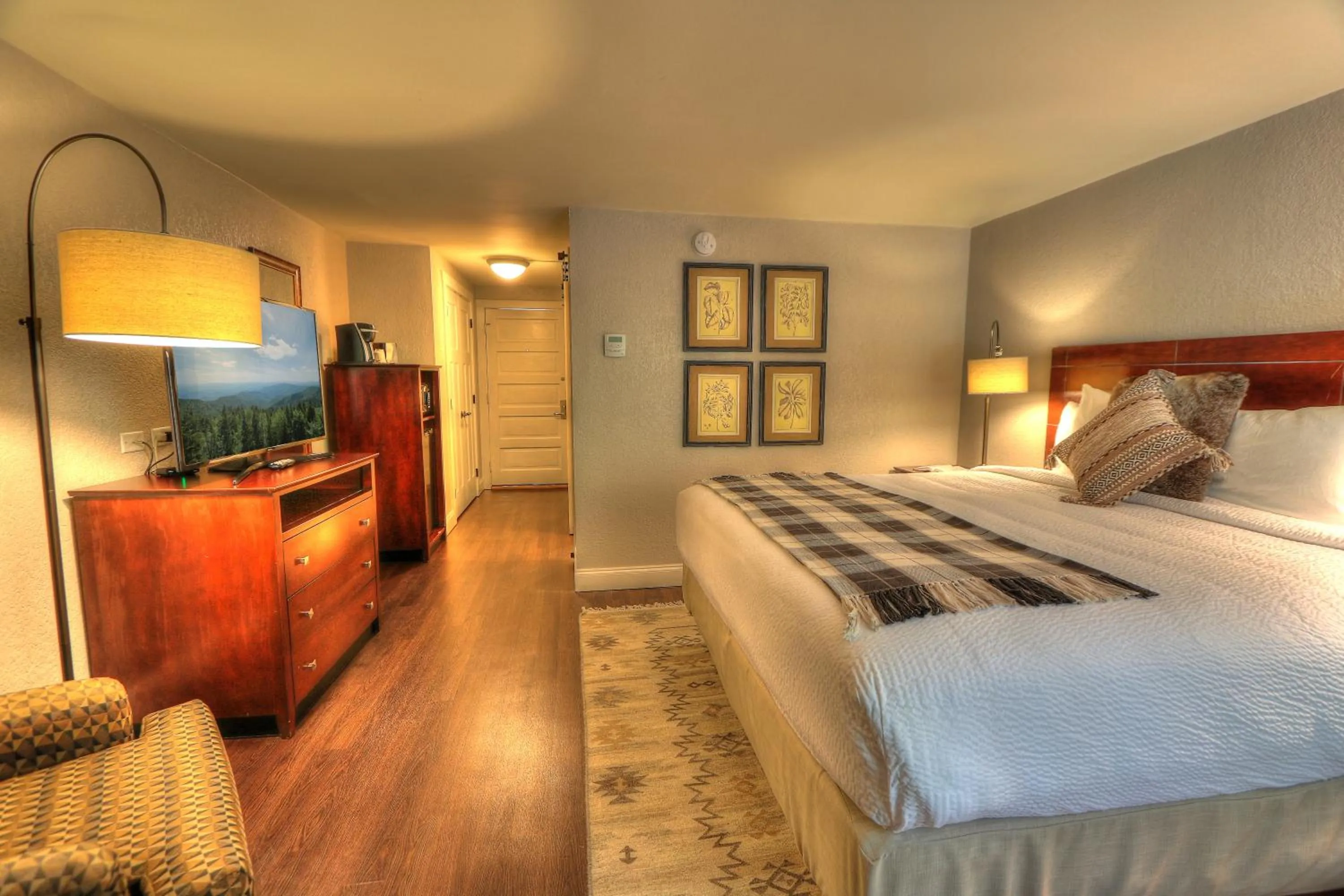 Photo of the whole room, Bed in River Edge Inn