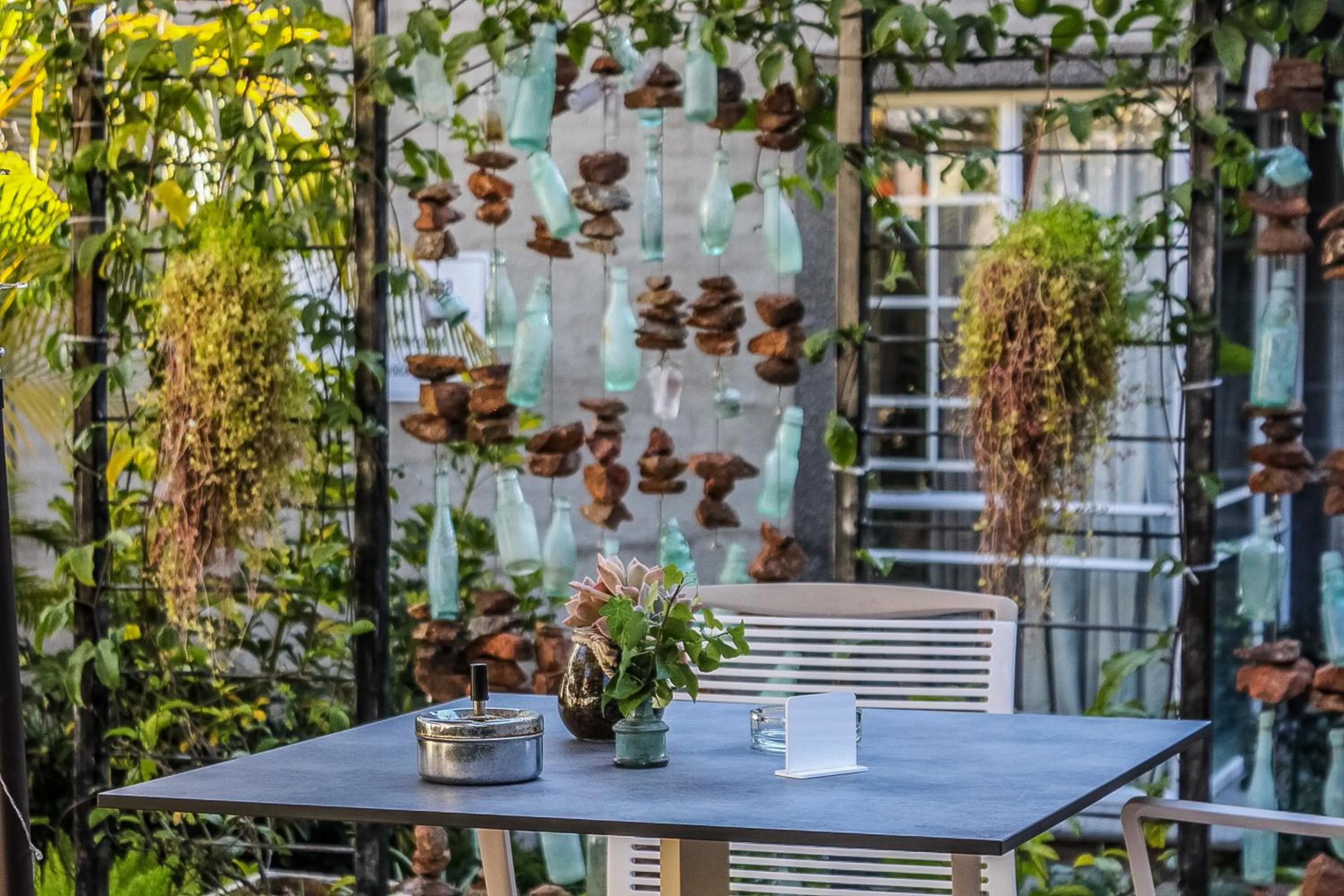 Restaurant/places to eat in Polo Guest House