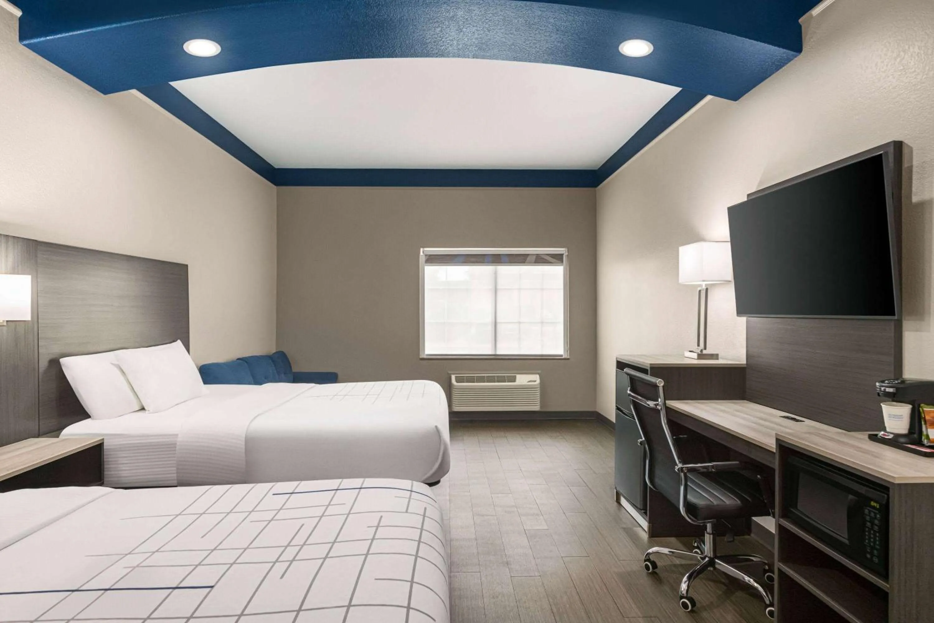 Photo of the whole room, Bed in La Quinta by Wyndham San Antonio North Stone Oak