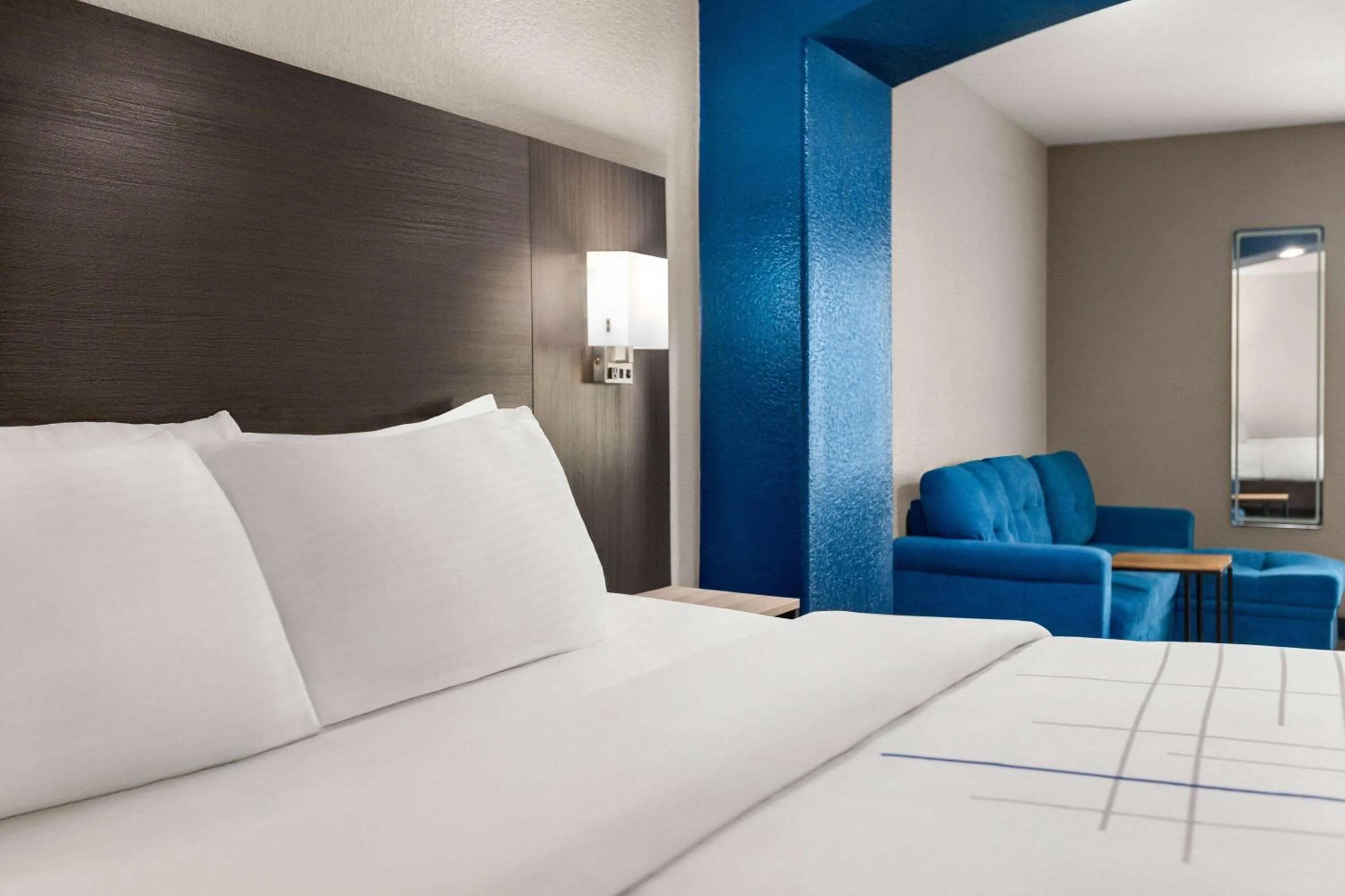 Photo of the whole room, Bed in La Quinta by Wyndham San Antonio North Stone Oak