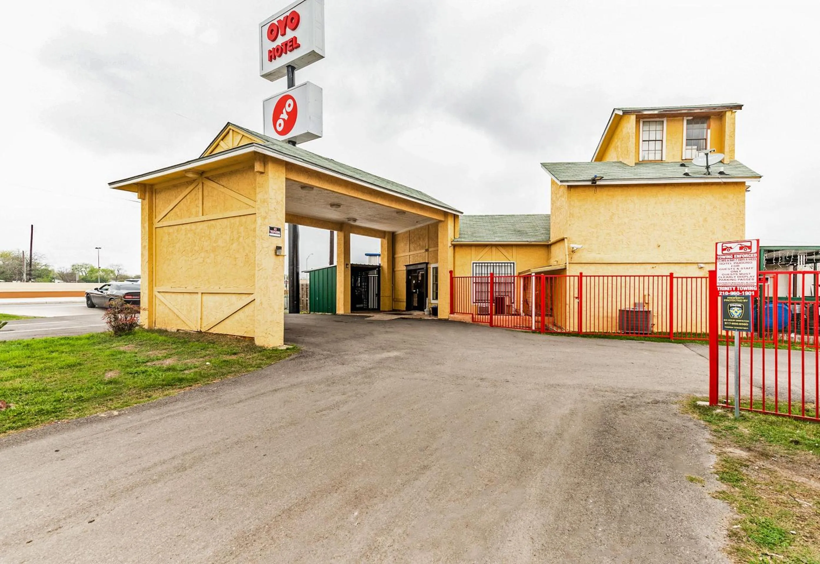 Facade/entrance in OYO Hotel San Antonio Lackland near Seaworld