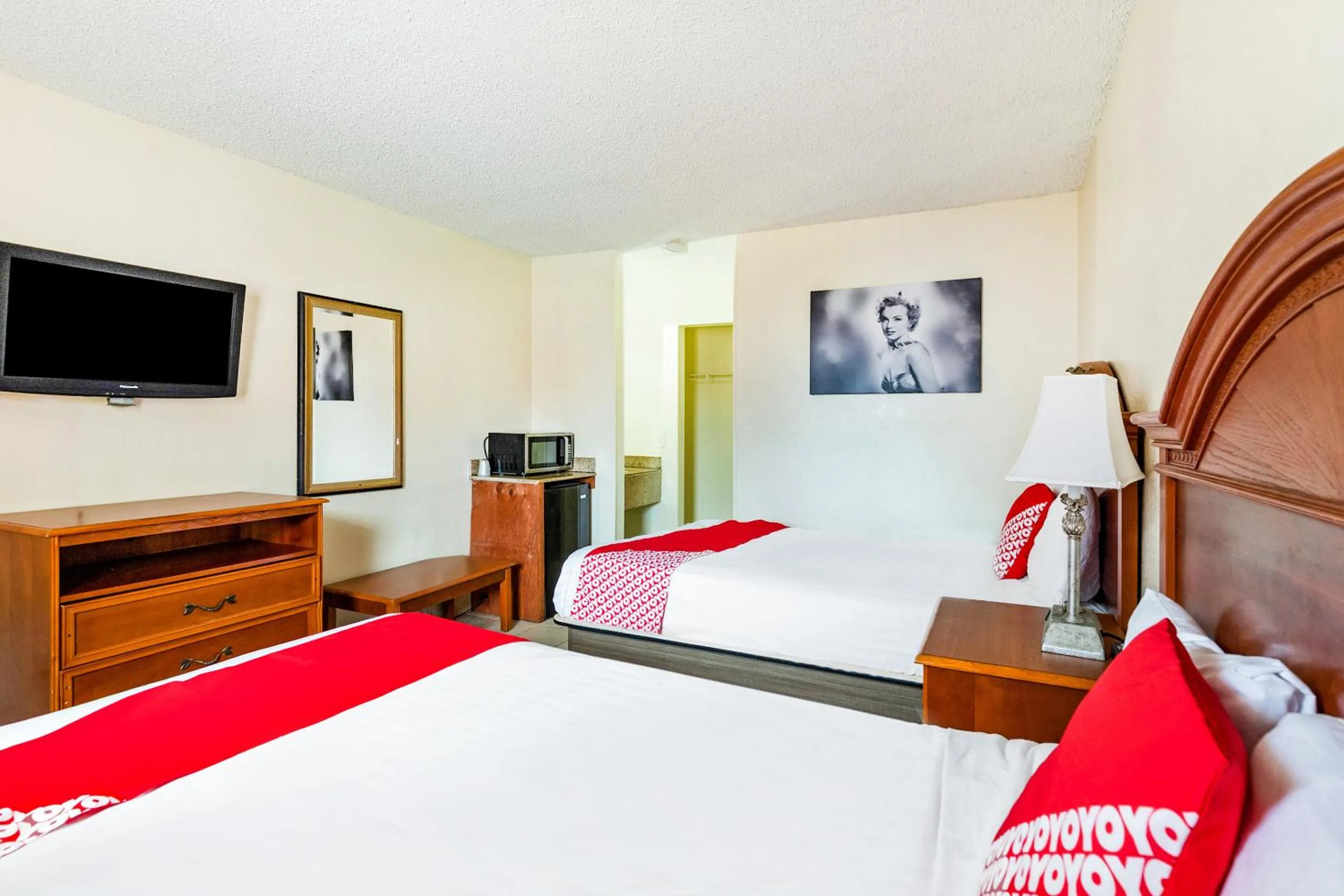 TV and multimedia, Bed in OYO Hotel San Antonio Lackland near Seaworld