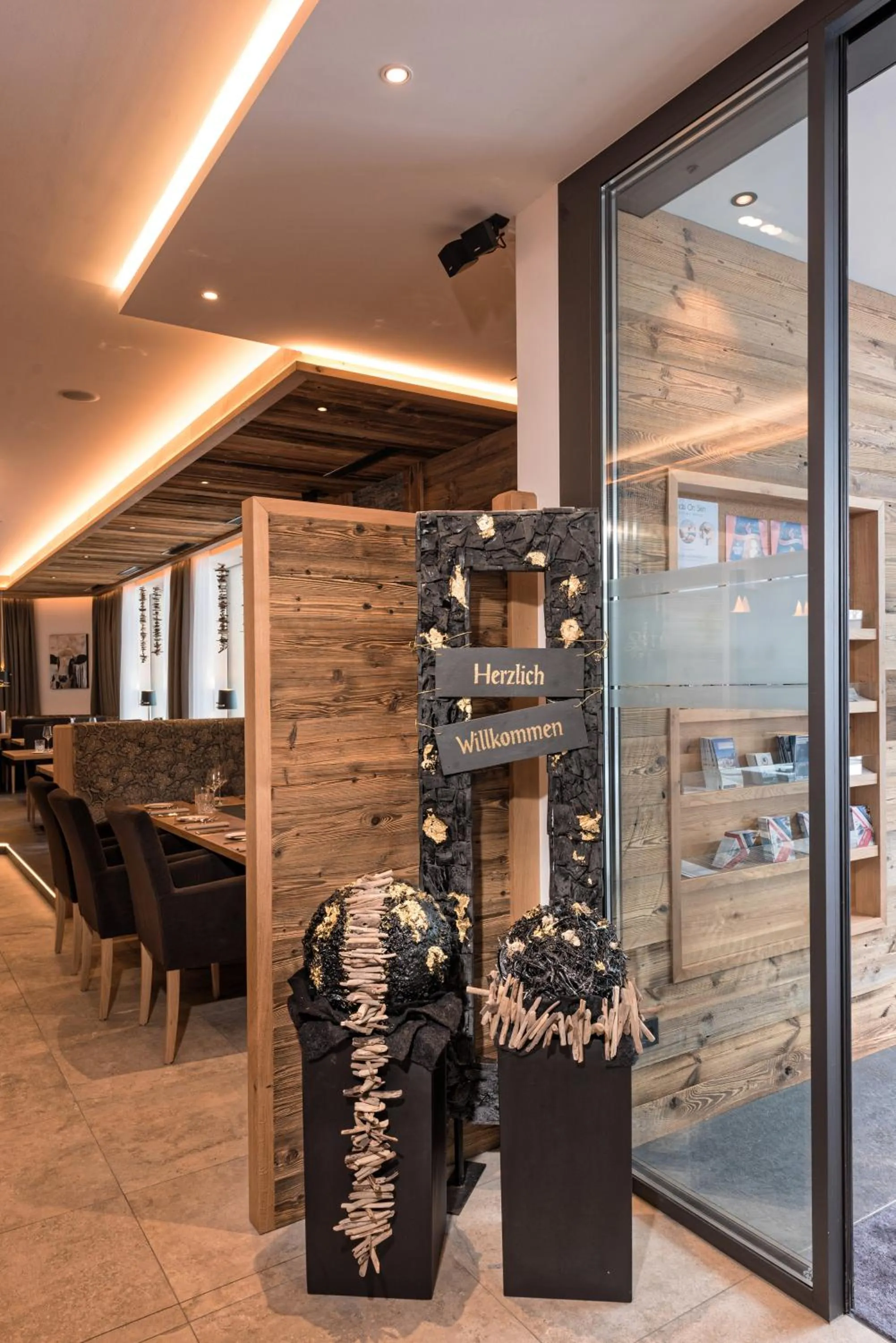 Restaurant/places to eat in Hotel Eldorado