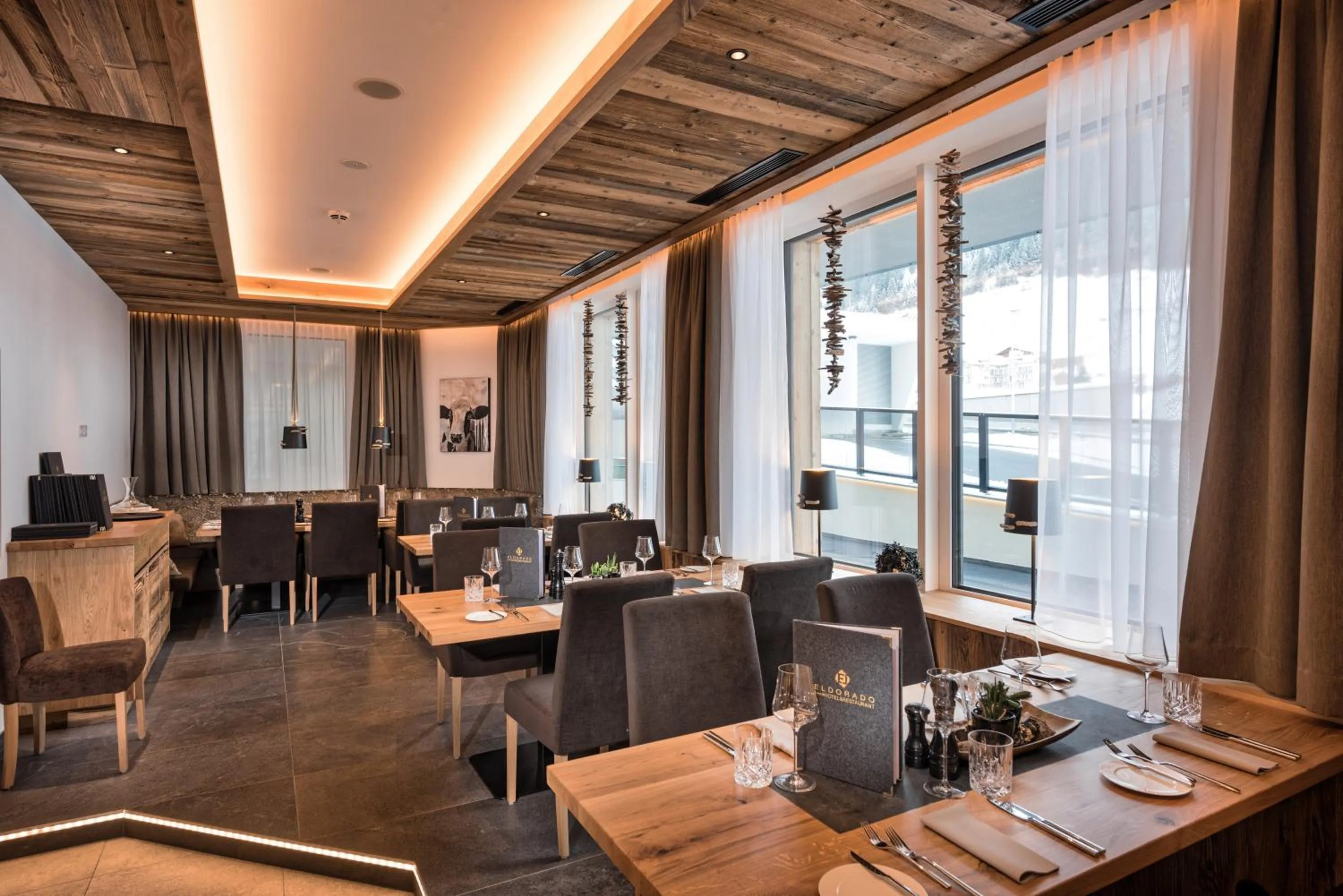 Restaurant/places to eat in Hotel Eldorado