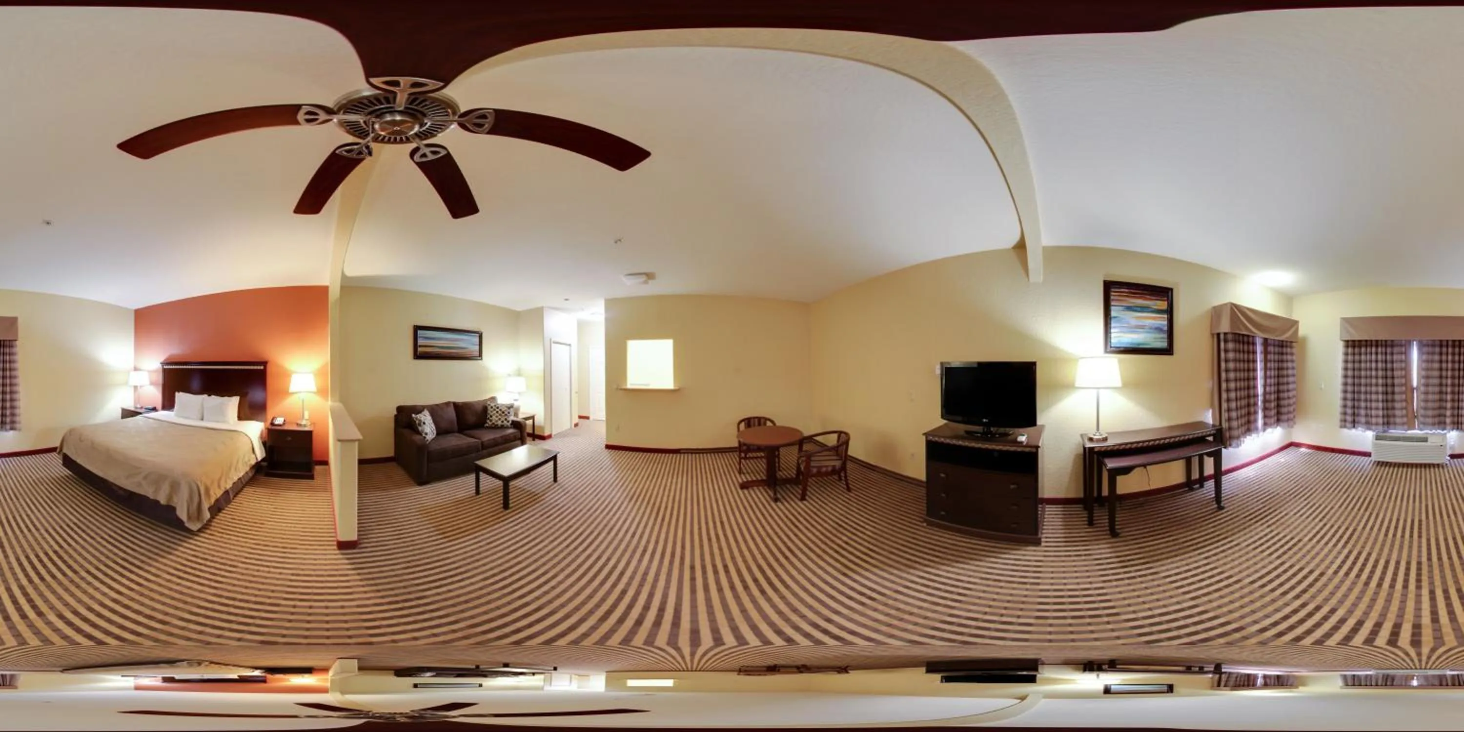 Living room, Bed in Quality Suites North Houston - Spring
