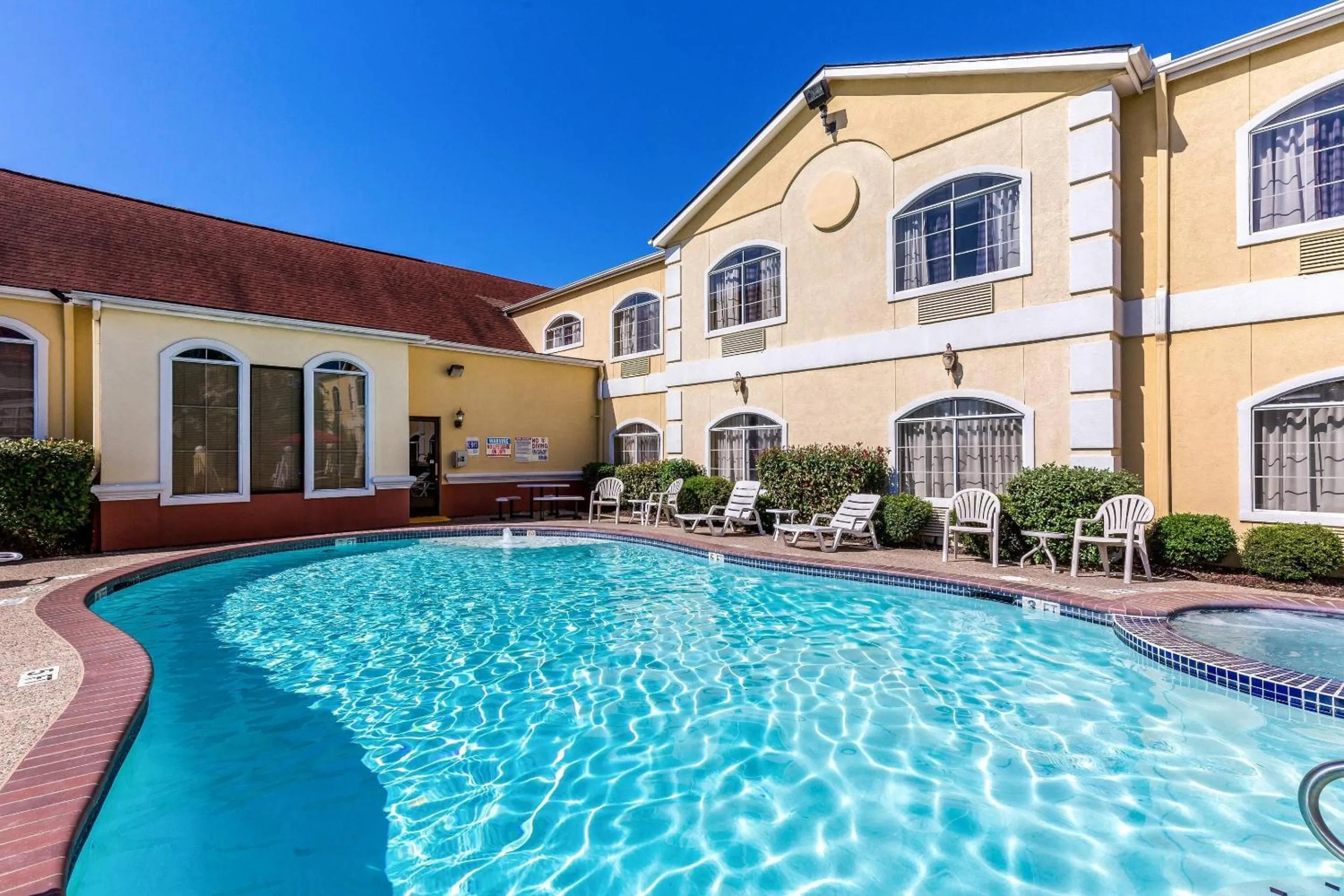 Swimming pool in Quality Suites North Houston - Spring