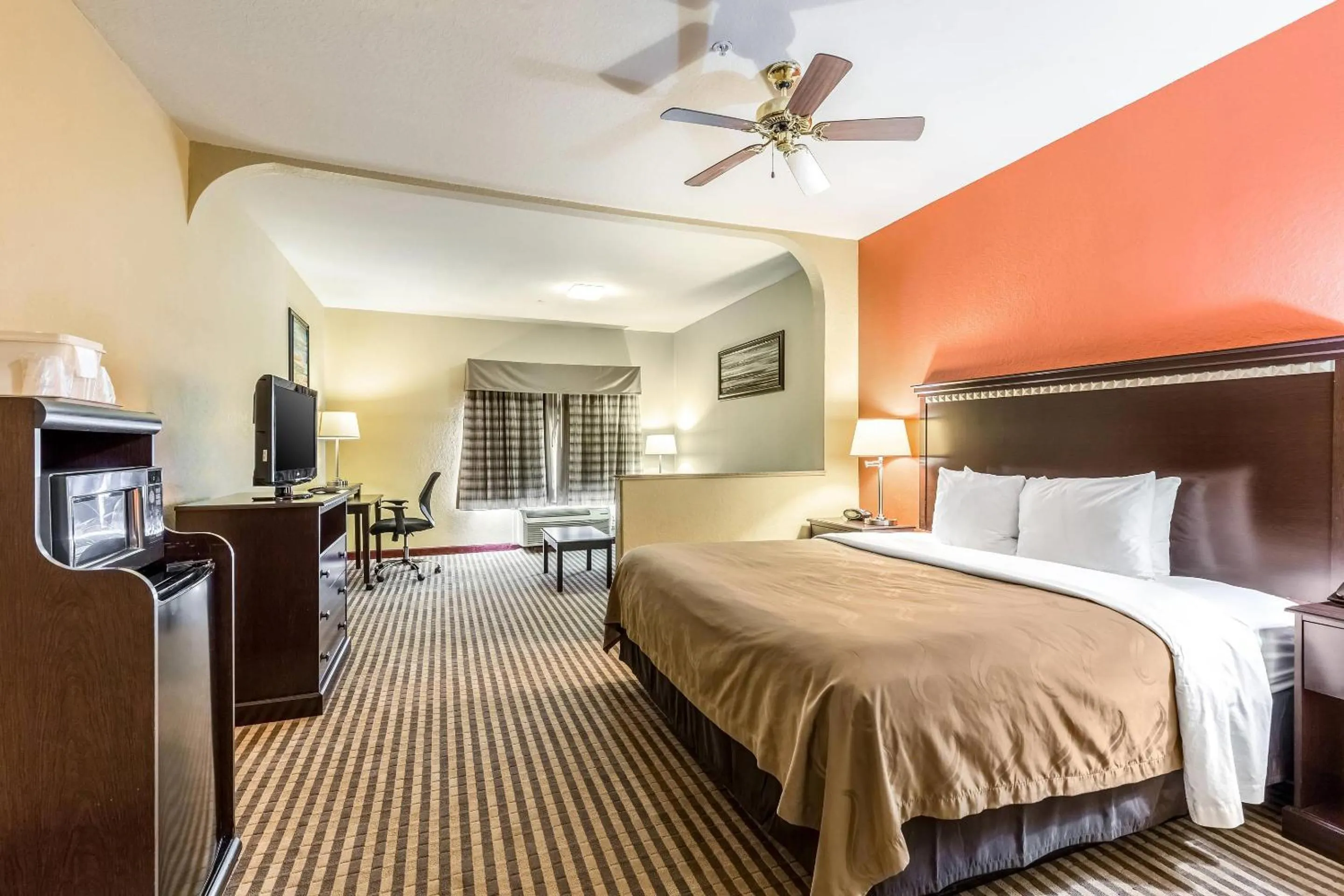 Bedroom, Bed in Quality Suites North Houston - Spring