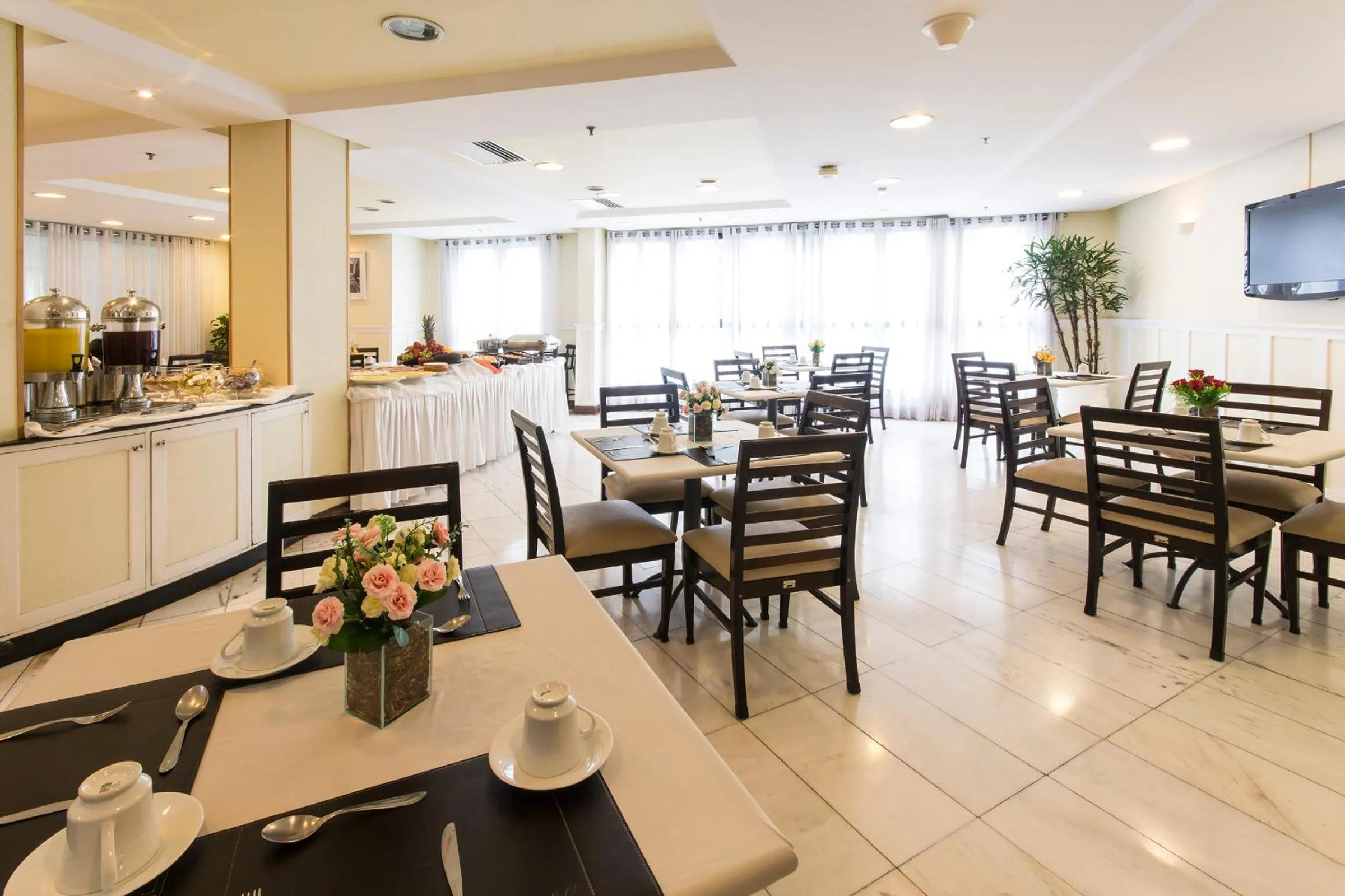 Buffet breakfast in Tsue The Palace Flats