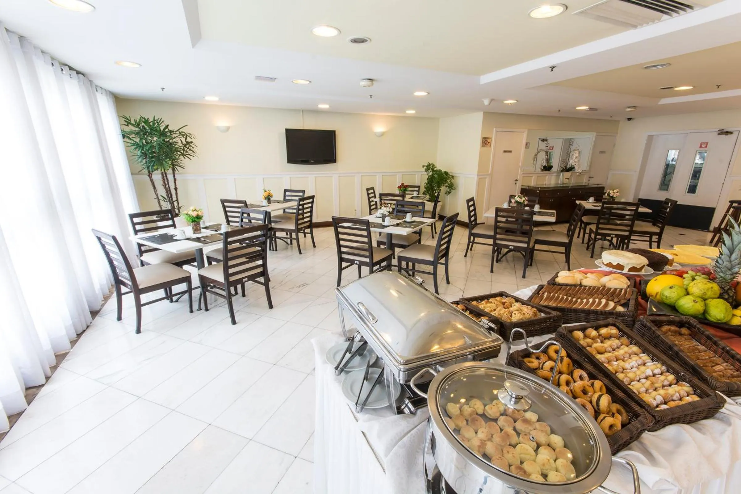 Buffet breakfast in Tsue The Palace Flats