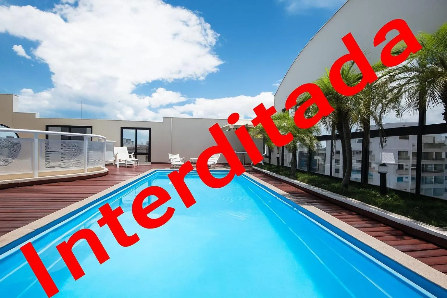 Swimming pool in Tsue The Palace Flats