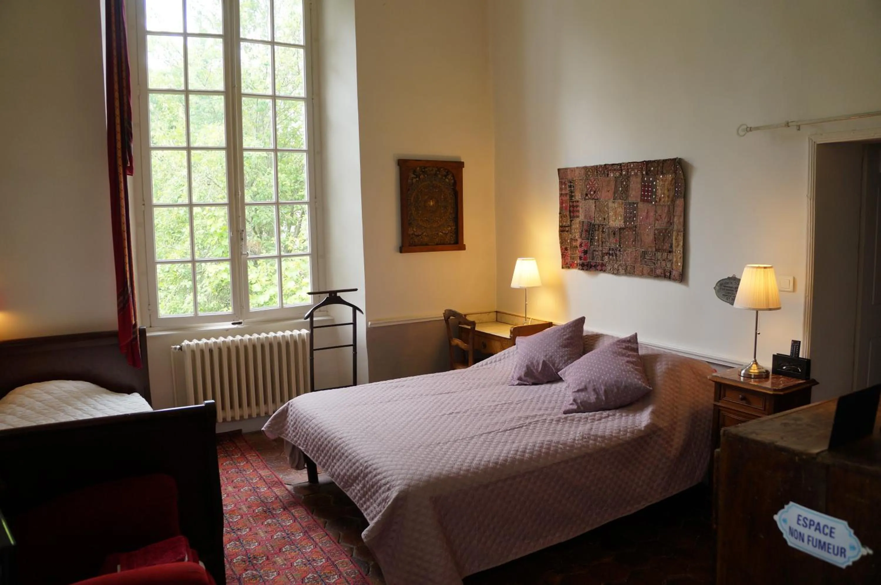 Bed in la maison des chartreux