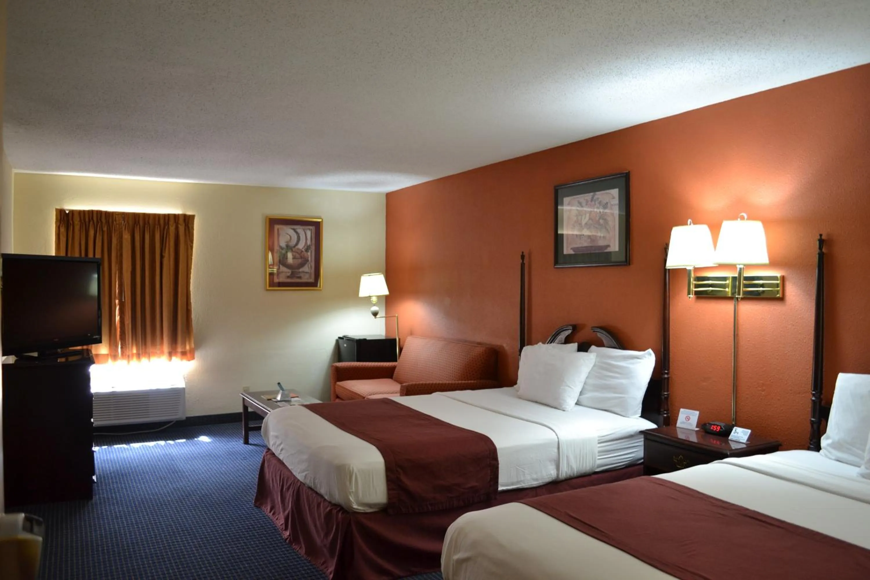 Bedroom, Bed in Red Carpet Inn Newark - Irvington NJ