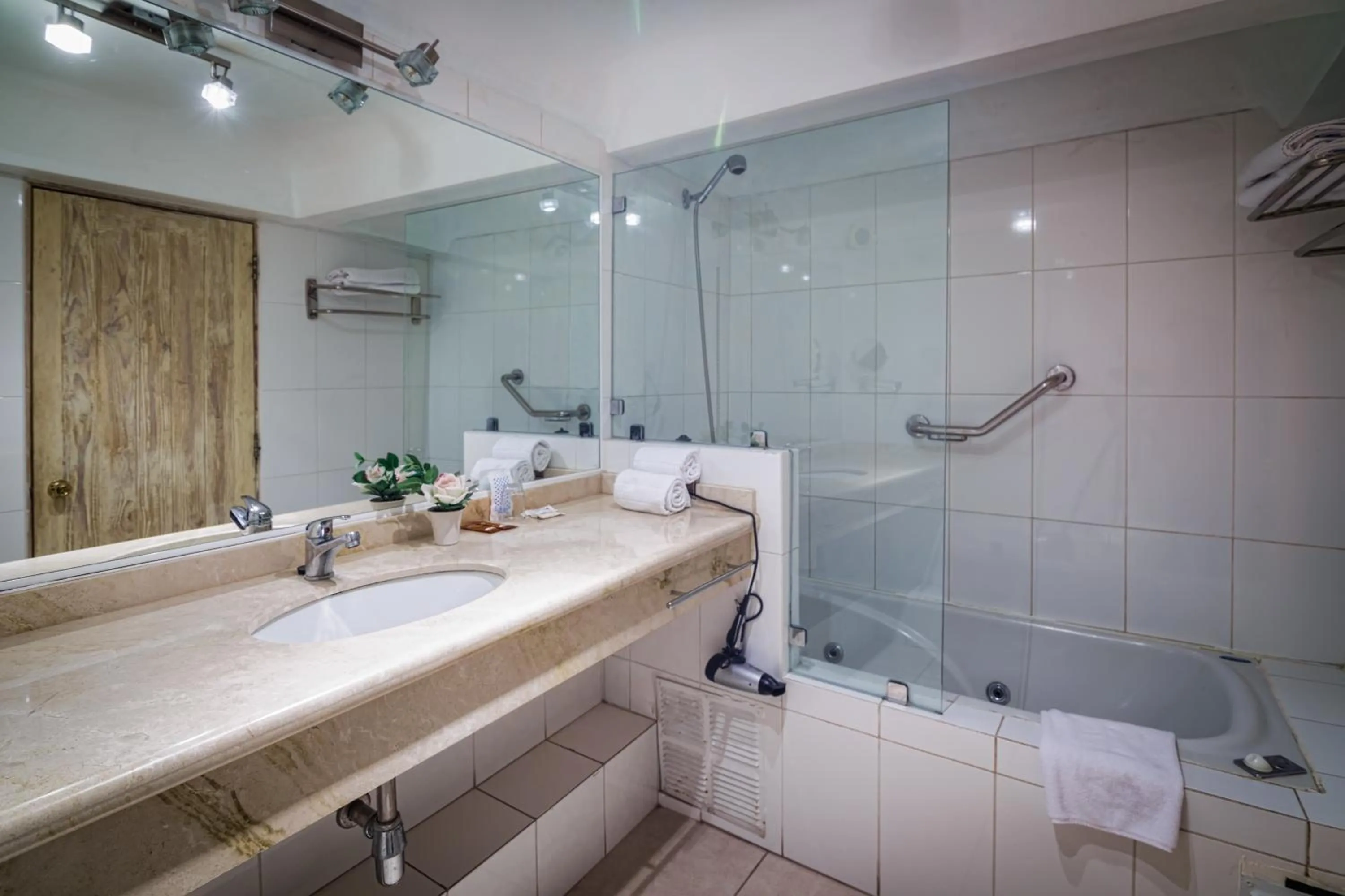 Bathroom in Hotel Montecarlo Viña del Mar